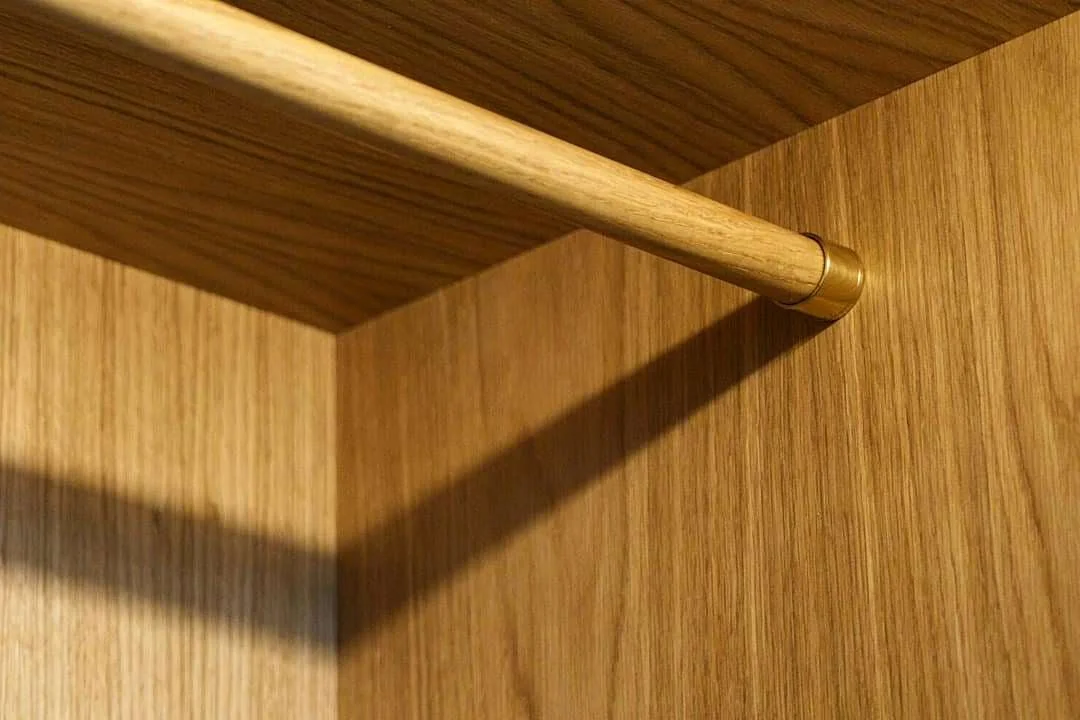 Snedker_detalje_bøjlestang_egetræ_messing_david_pepke.jpg