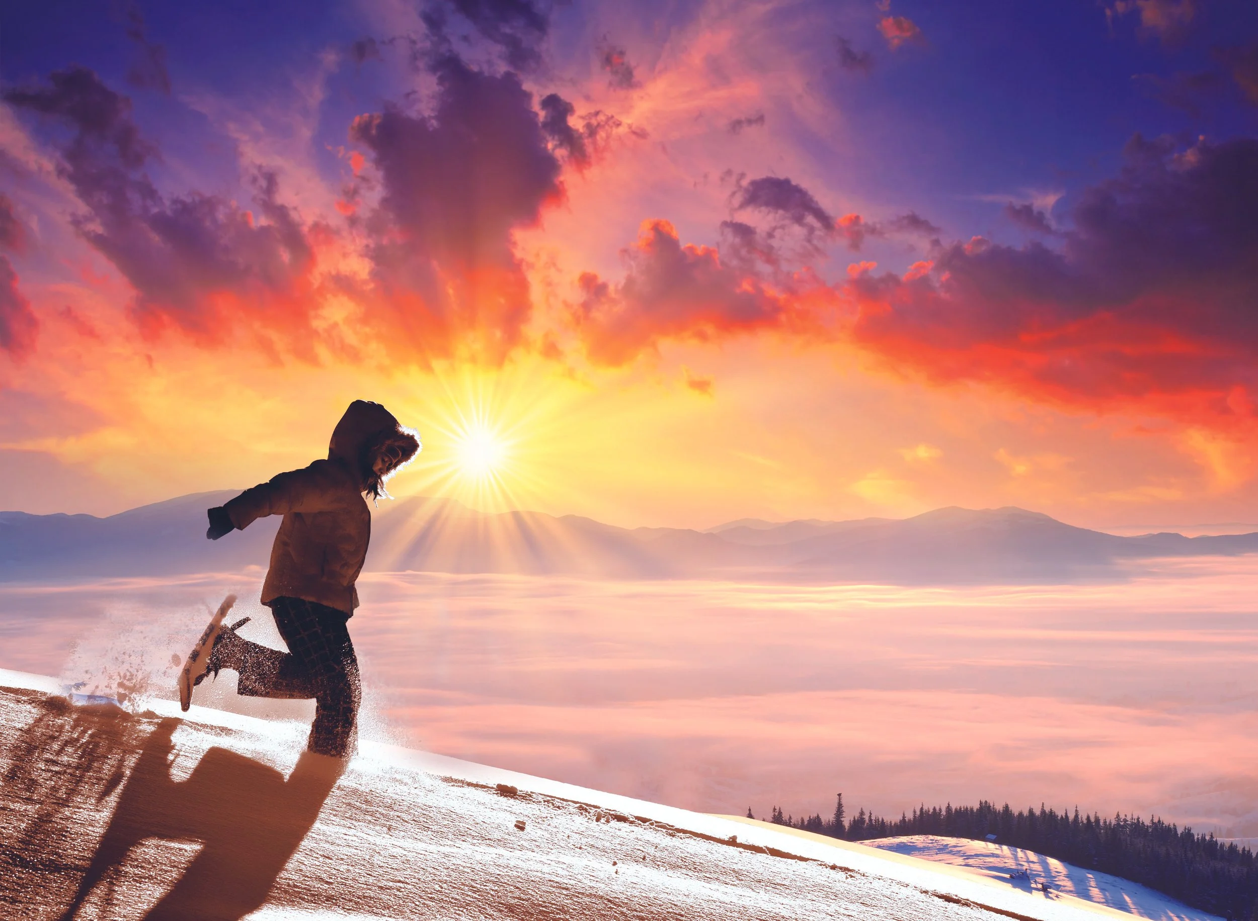 Enfant déguisé en exploration courant dans un paysage enneigé au coucher du soleil avec un ciel coloré et montagnes en arrière-plan.