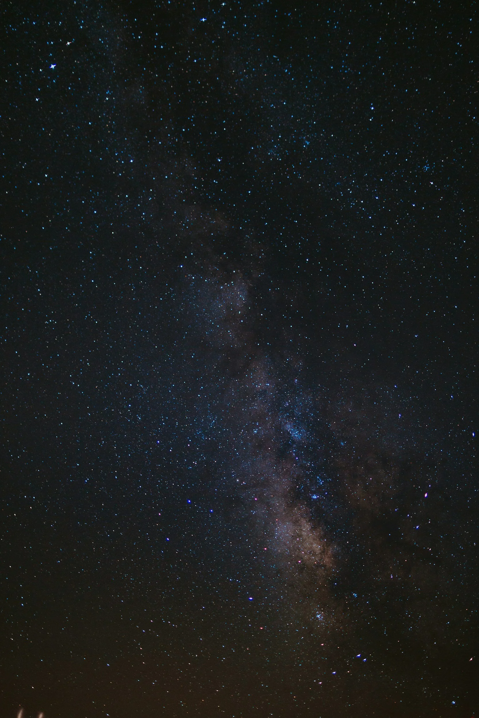 Une vue du ciel étoilé avec la Voie Lactée visible en son centre.