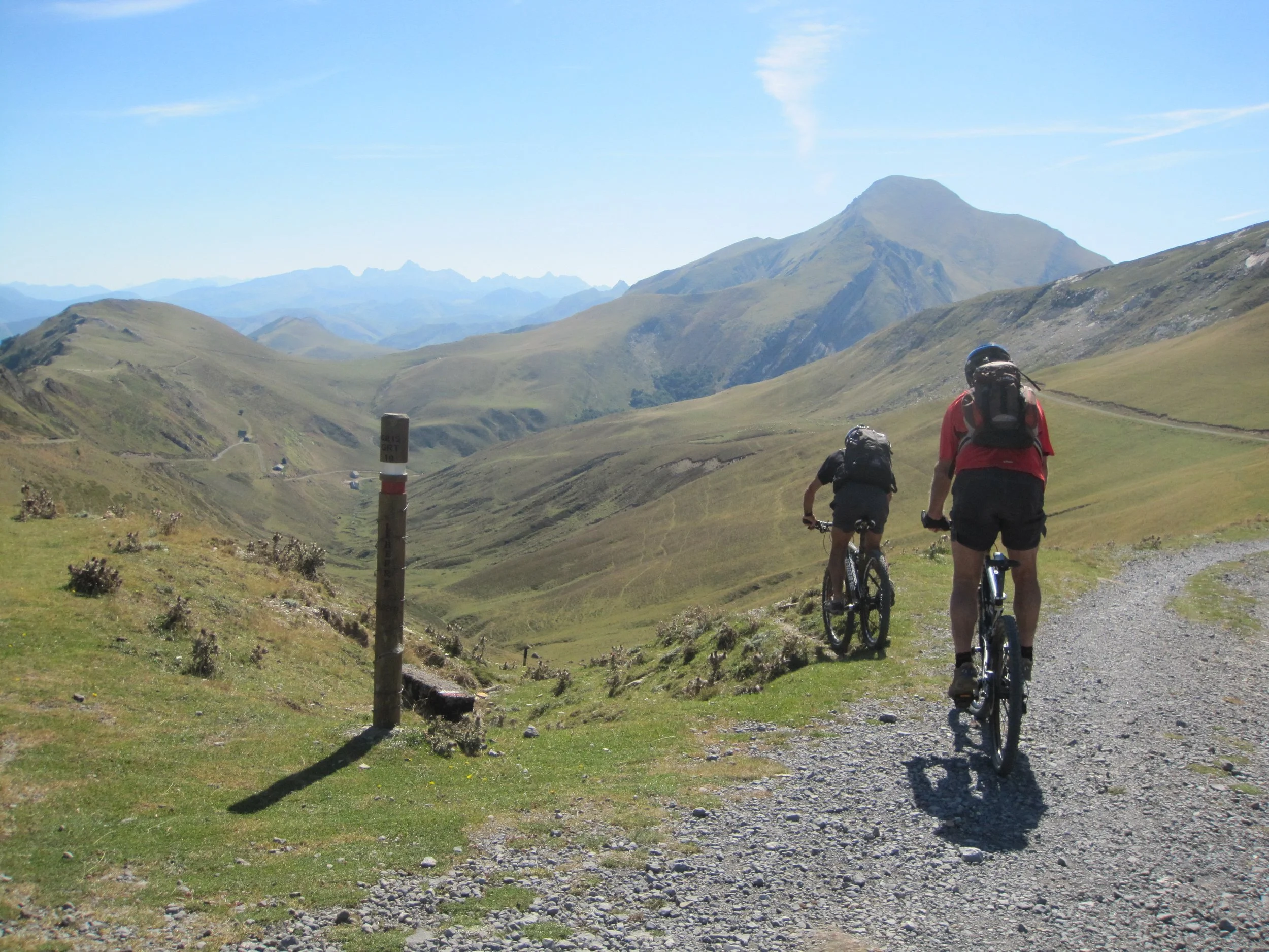 Personne faisant du vélo en montagne. Iraty