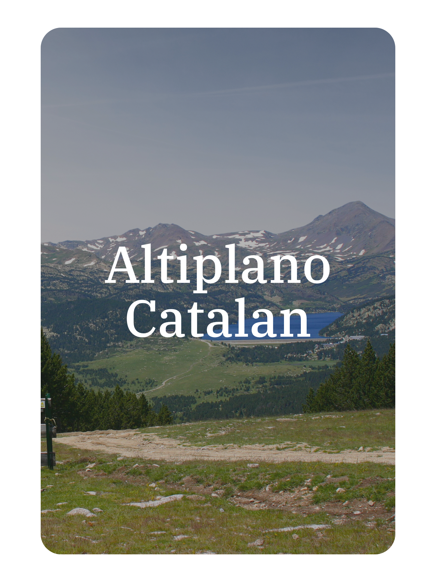 Une vue de montagnes avec un lac au premier plan et un ciel clair. Texte en superposition : "Altiplano Cotalan".