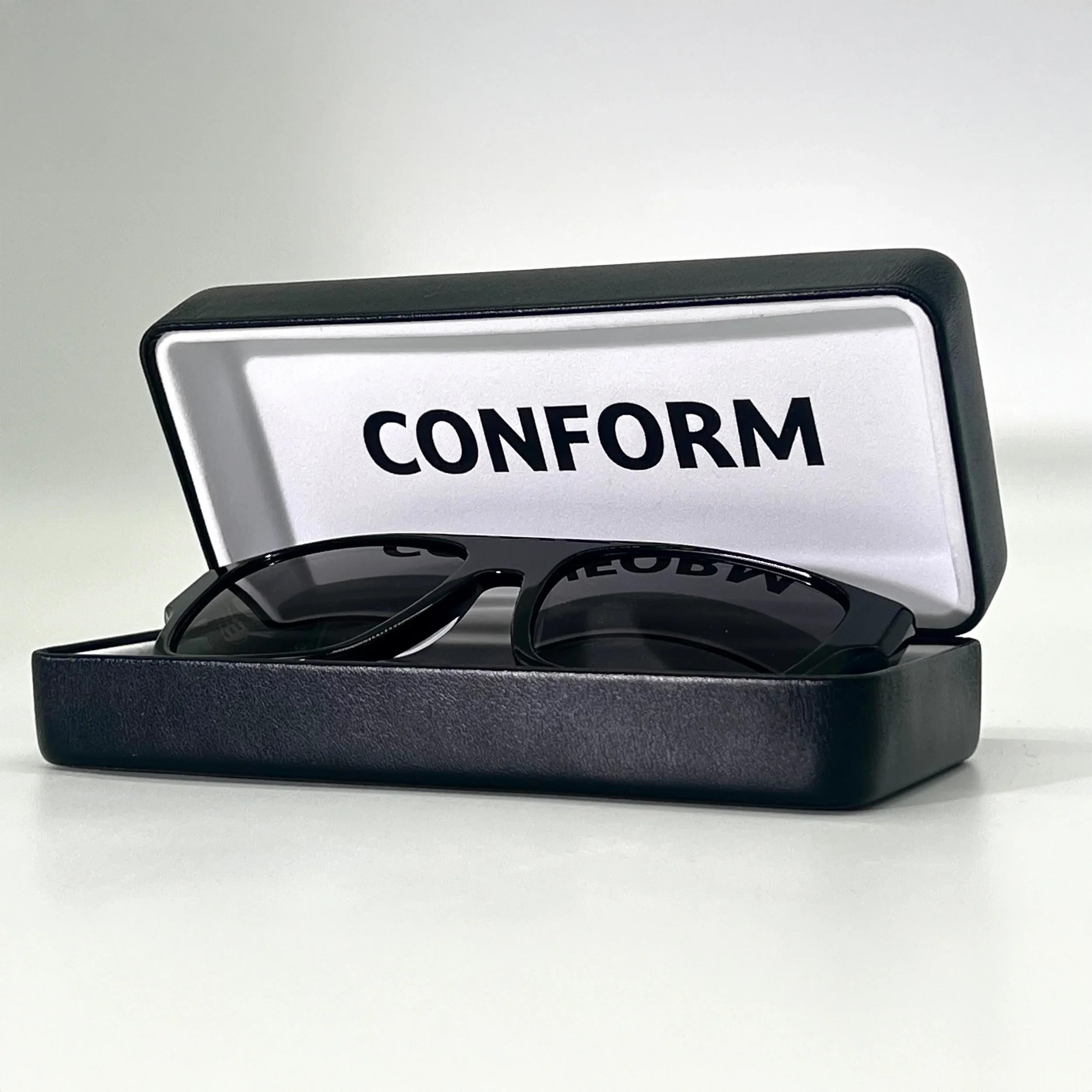 THEY_LIVE_GLASSES_CASE_OPEN_001_WEB.webp