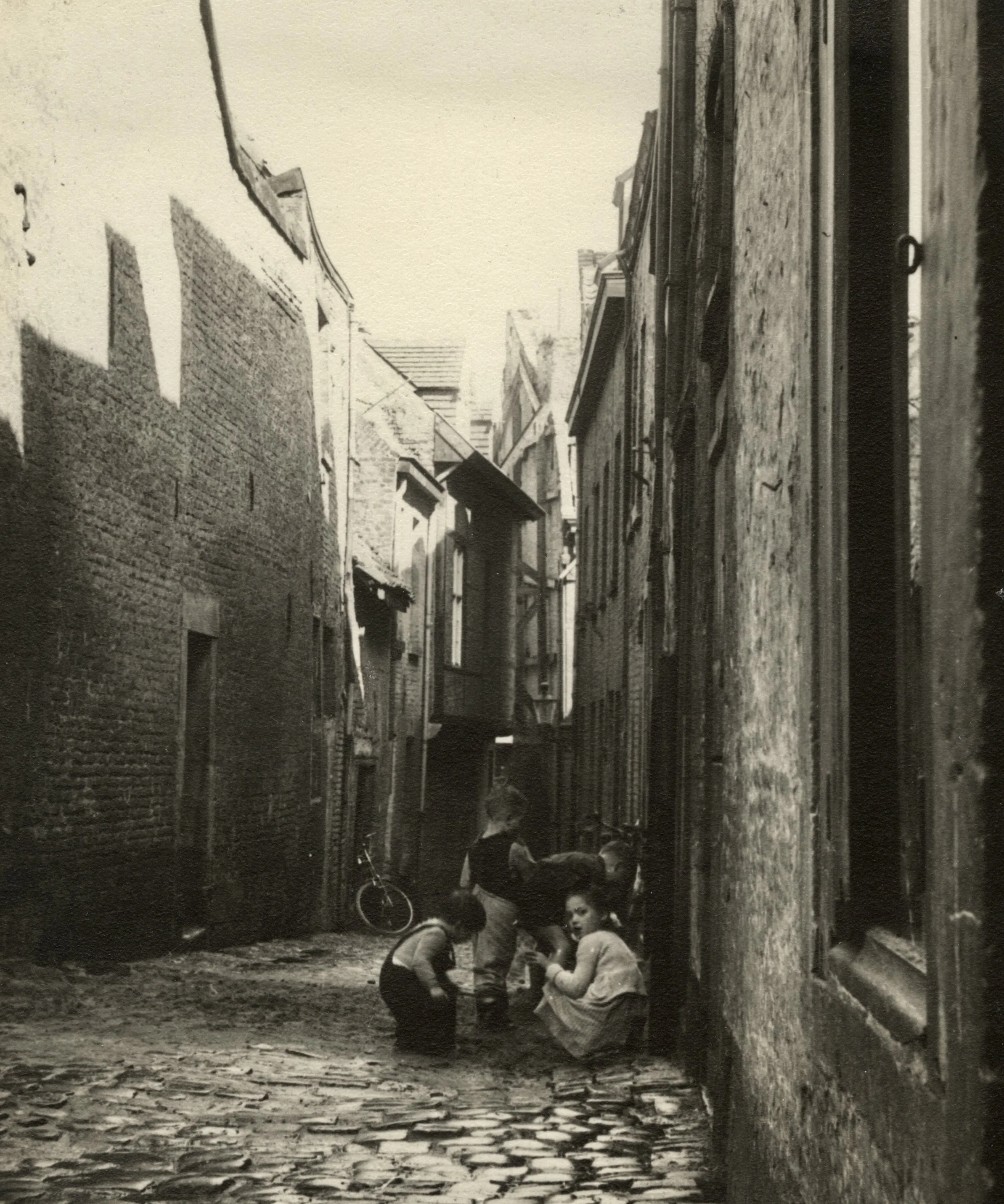 Stiekeme plannen maken in het Morenstraatje, ca. 1954 [WS]