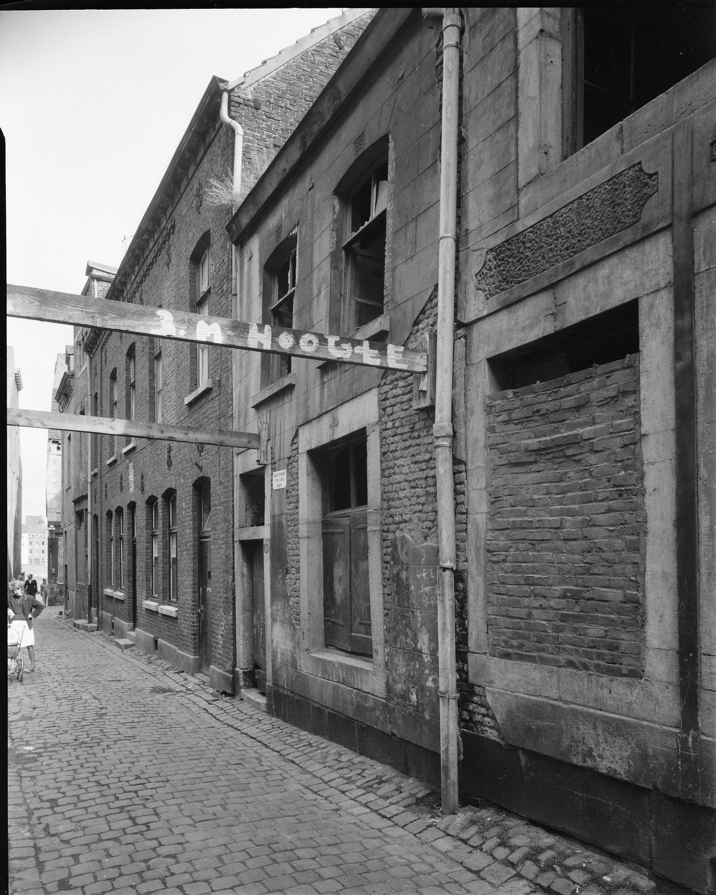 Plankstraat nog deels bewoond, maar bouwvakkers al bezig, 1962 [GTD/RCE]
