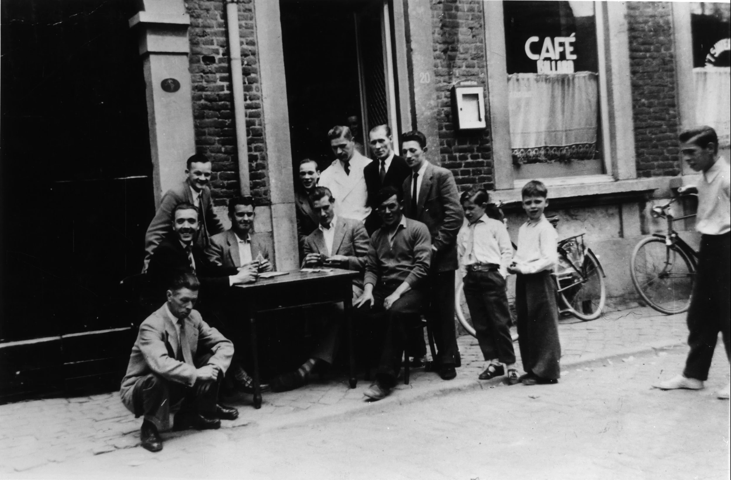 Kaarten bij café Sinterklaoske, Plankstraat, jaren vijftig [HCL]