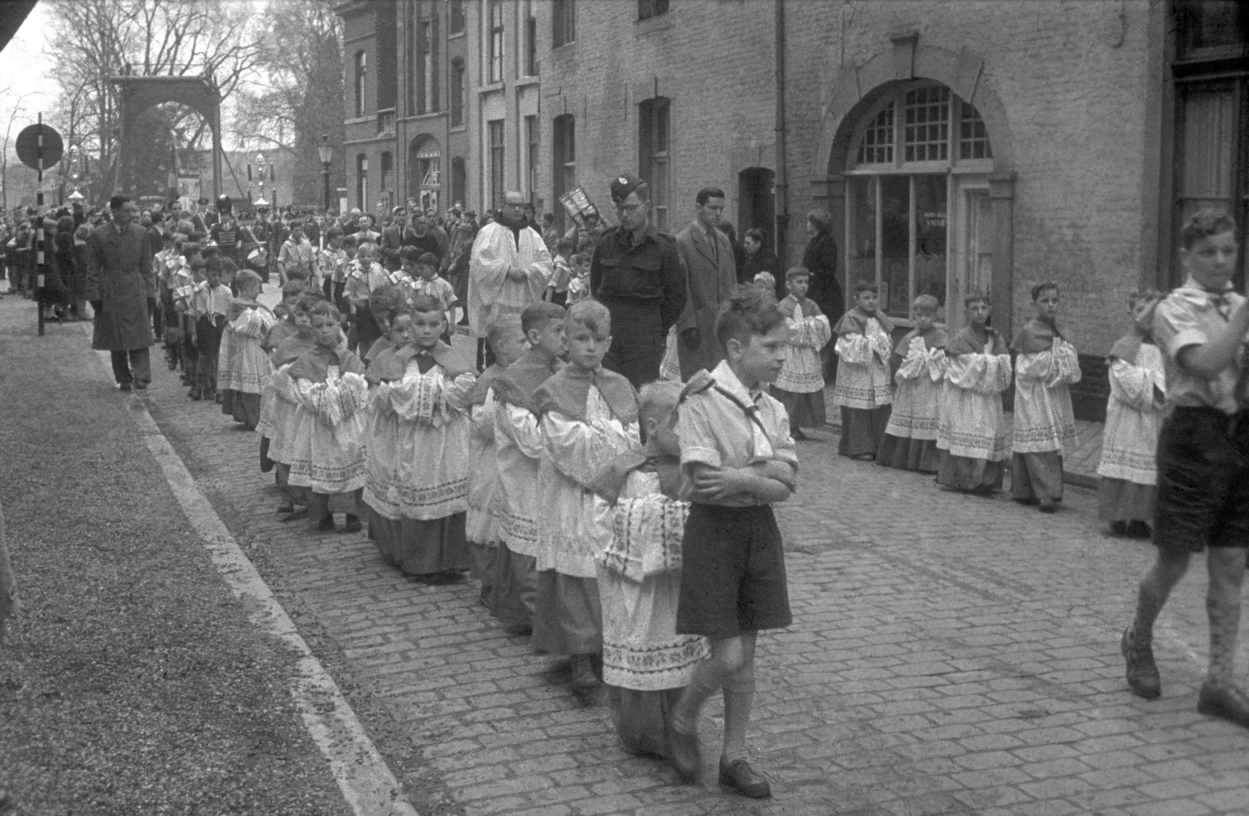 Processie met de misdienaars en pater Castorius [WS]