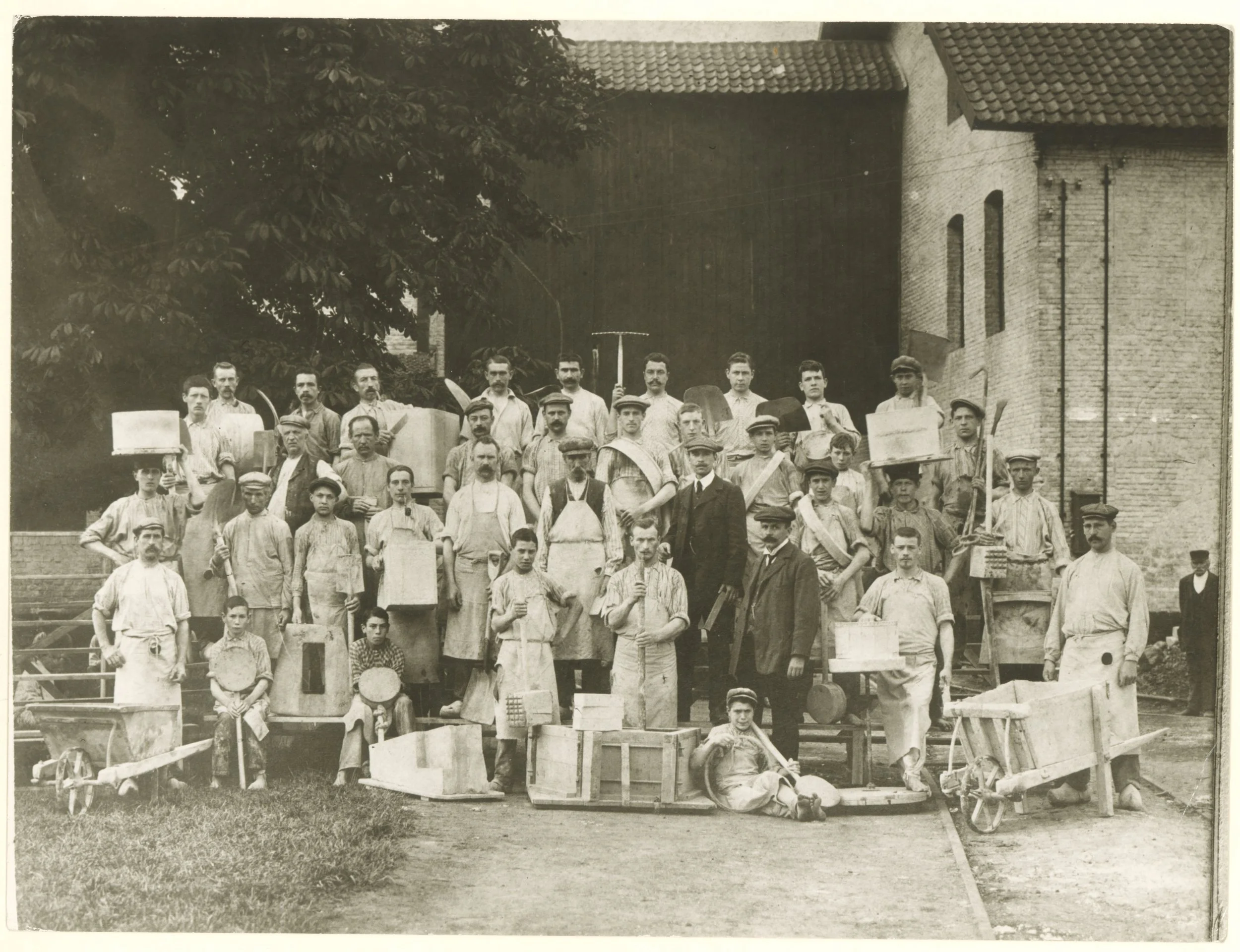 Arbeiders Ceramique 1907, met nog altijd jonge kinderen [HCL]