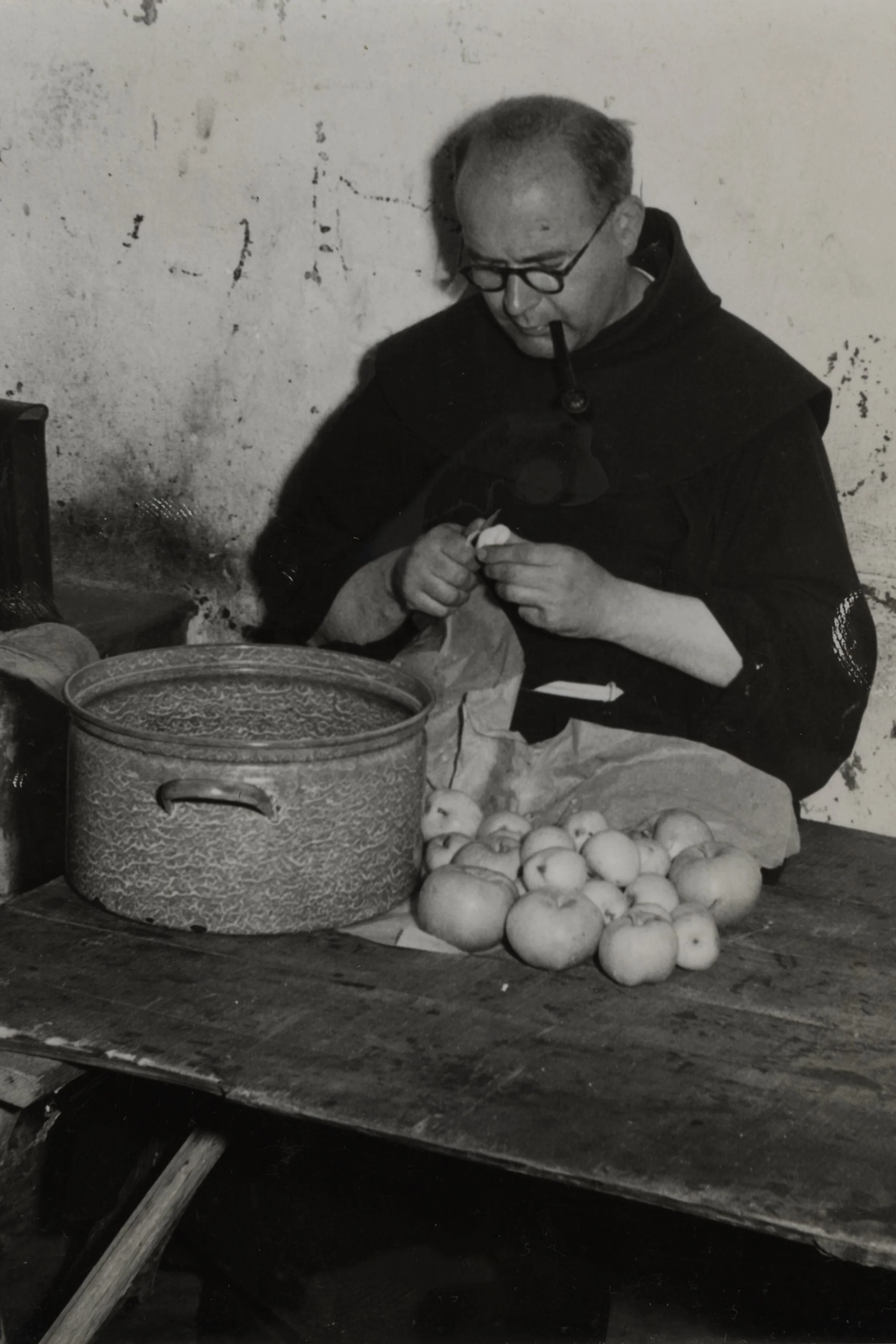 Castorius helpt mee aardappelen schillen op kamp, ca. 1952 [PC/FB]