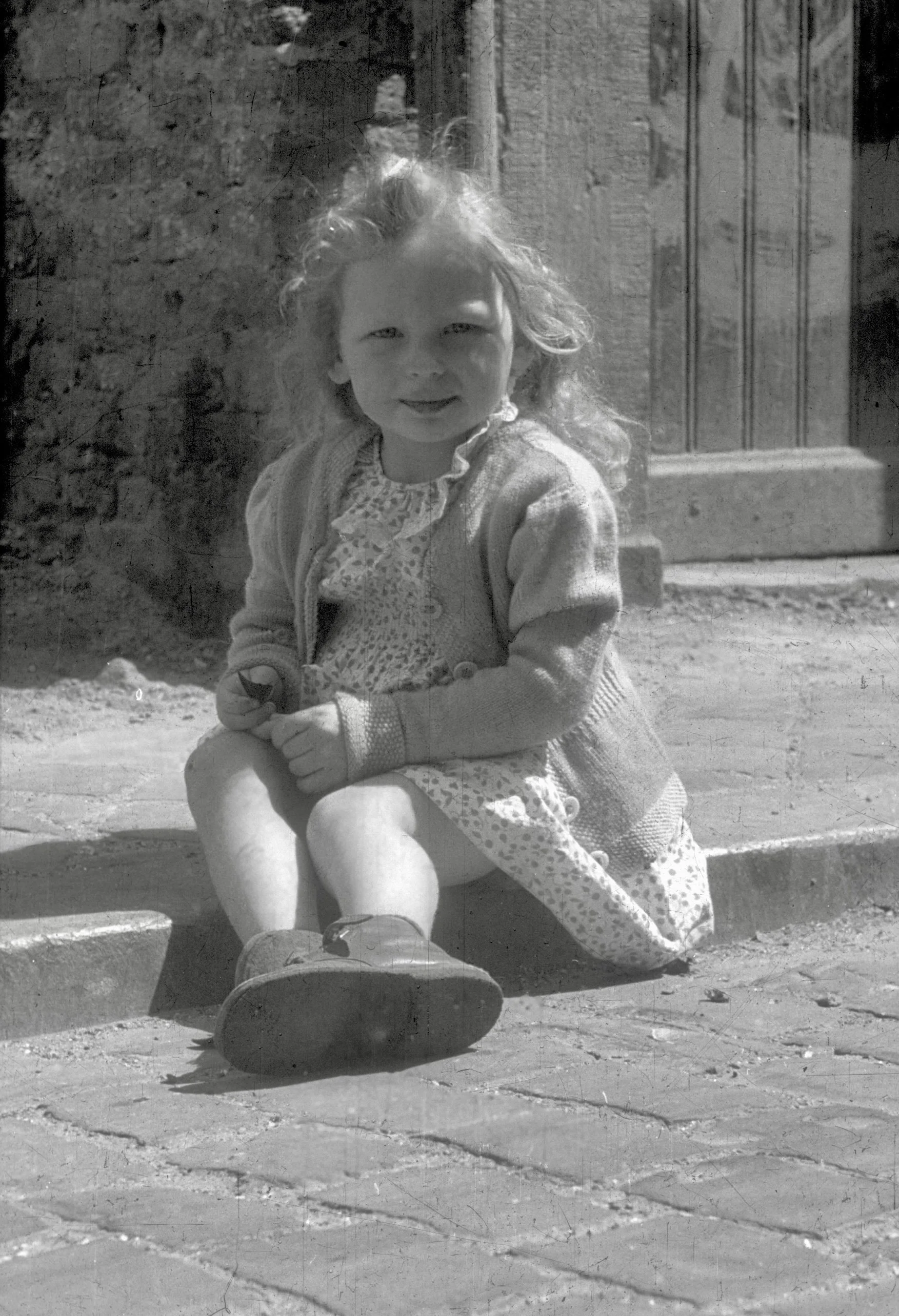 In nette kleertjes op stoeprand Stokstraat, ca. 1955 [WS]
