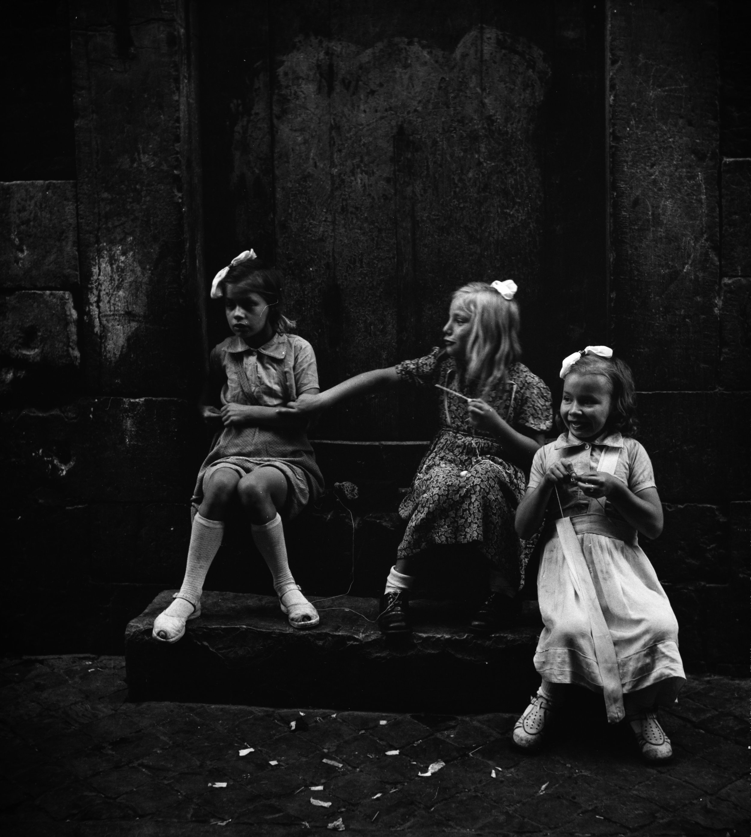 Kinderen op stoepje Stokstraat 22, ca. 1938  [CO/NF]