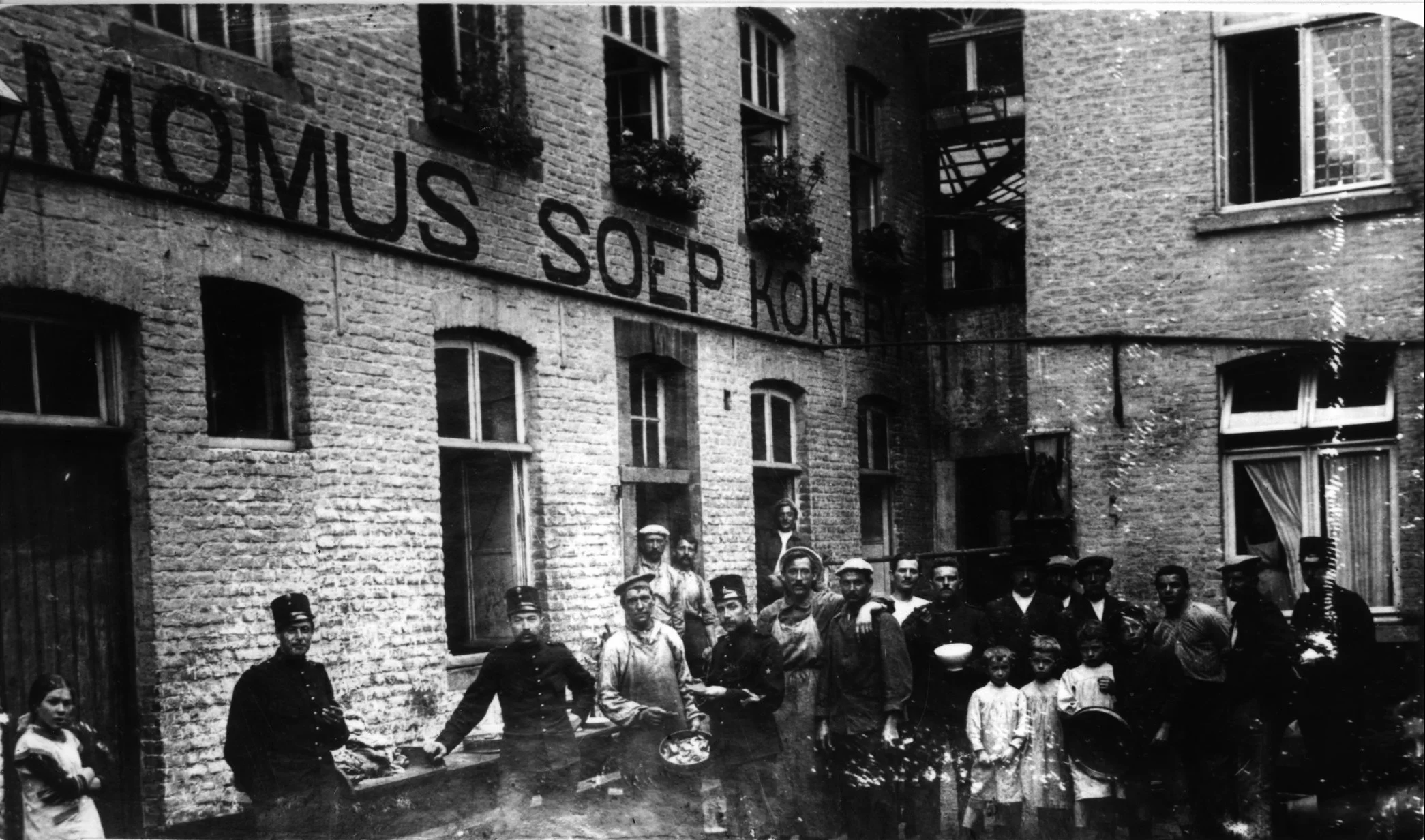 Momus soepkokerij  weer in gebruik in De Grote Oorlog, 1918 [HCL]