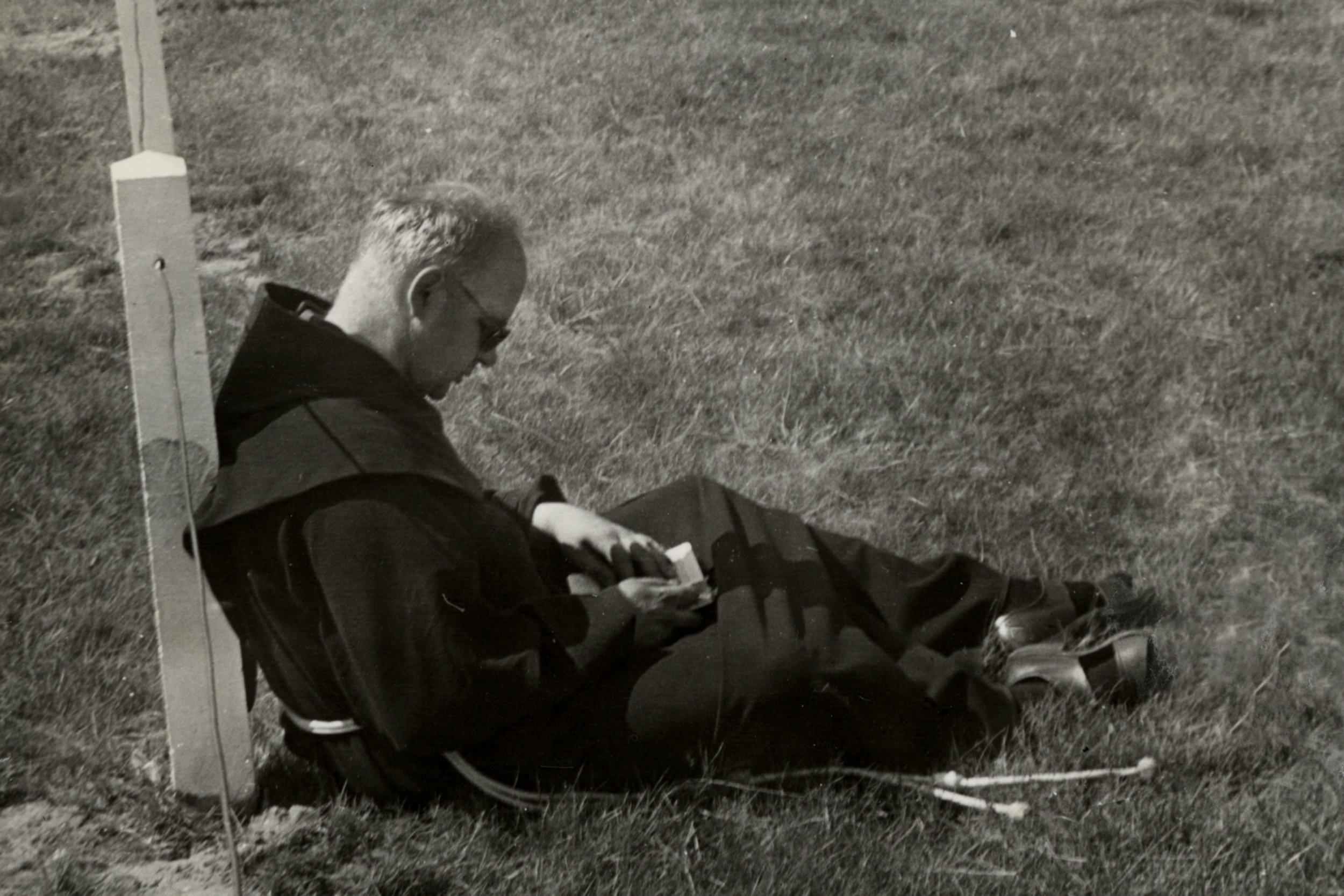 Pater Castorius ontspant tijdens een kamp [FB]