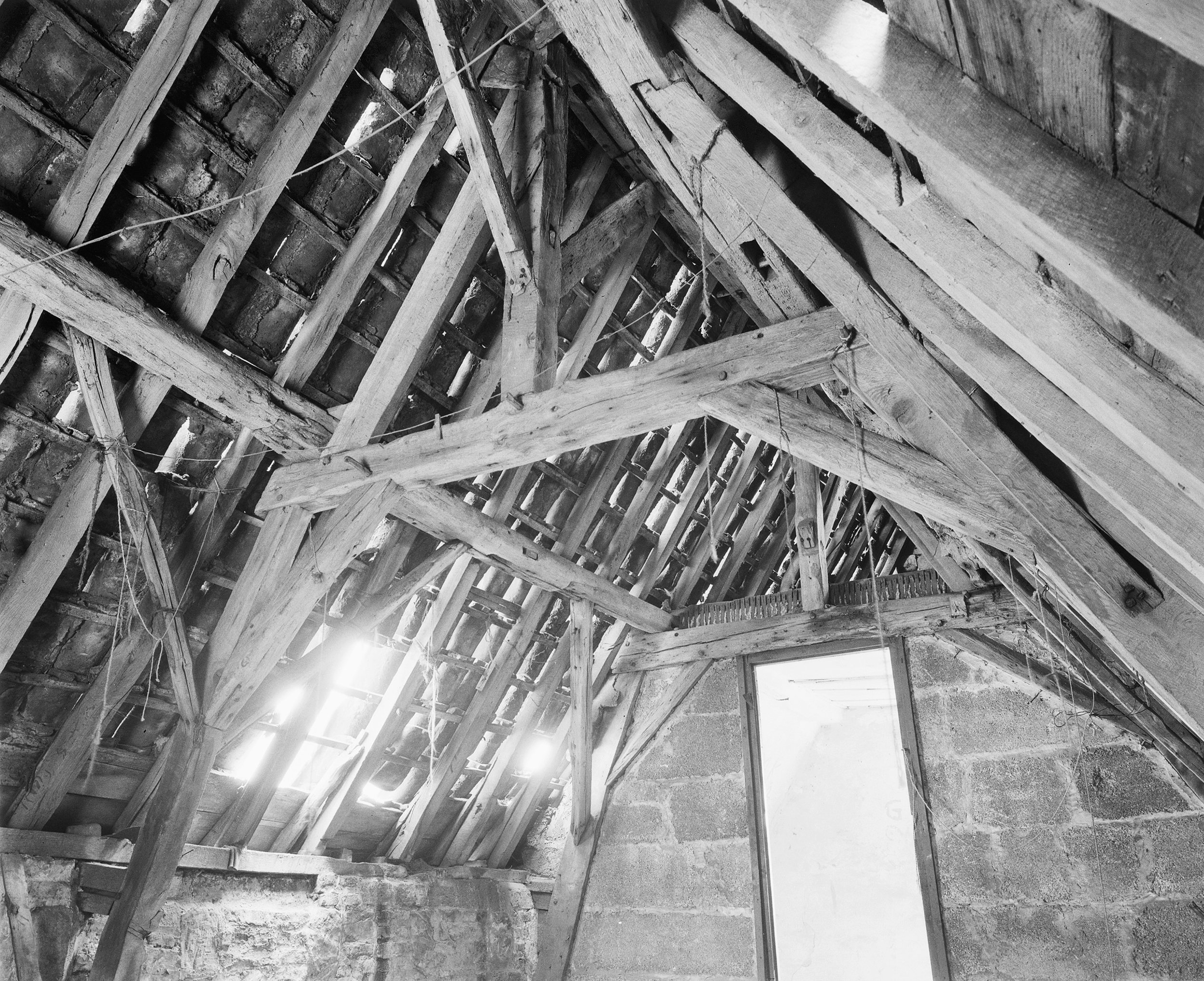 Zolder van de Stokstraat 2, begin renovatie 1957 [GTD/RCE]