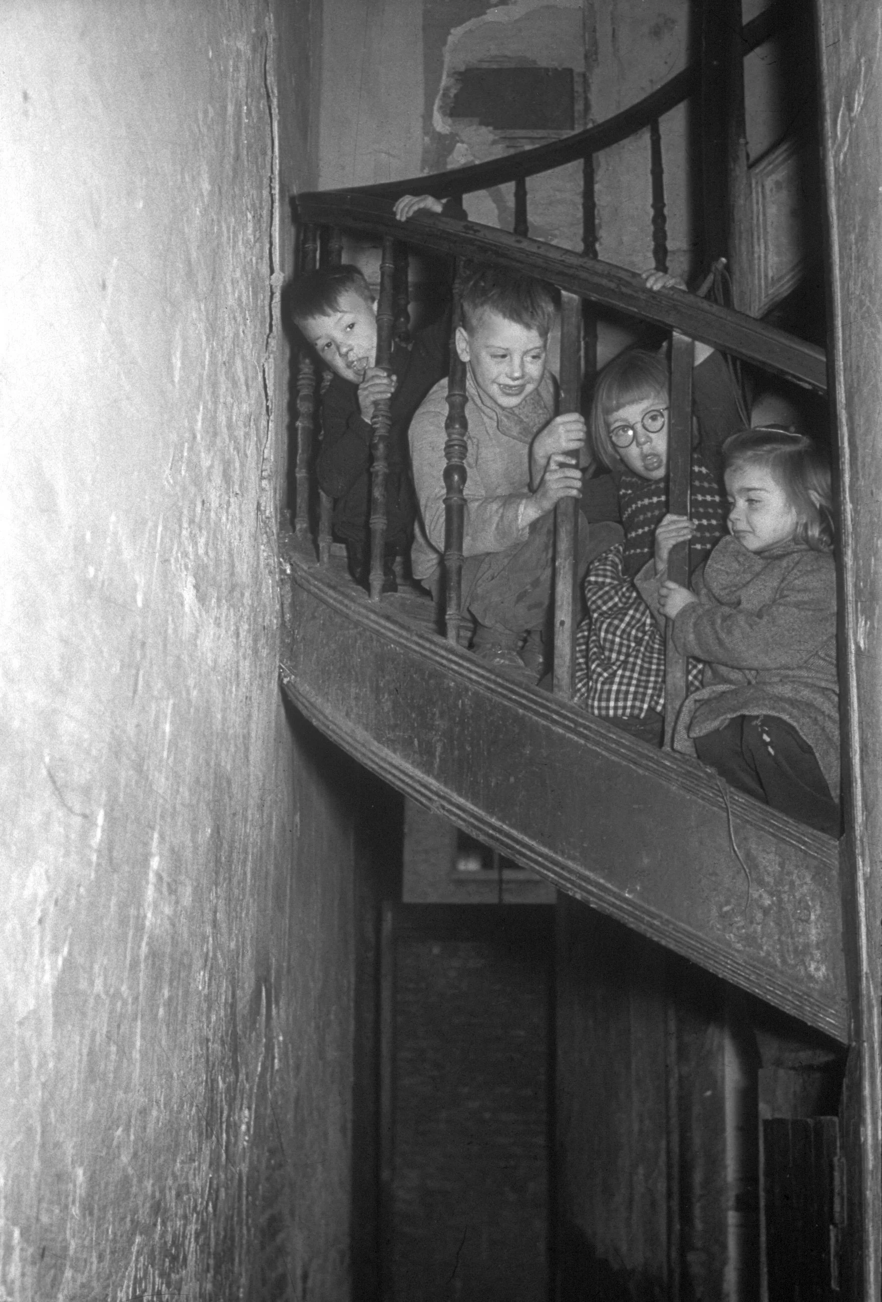 Roos Damen (bril) en drie anderen trap Stokstraat 21, ca. 1955 [WS]