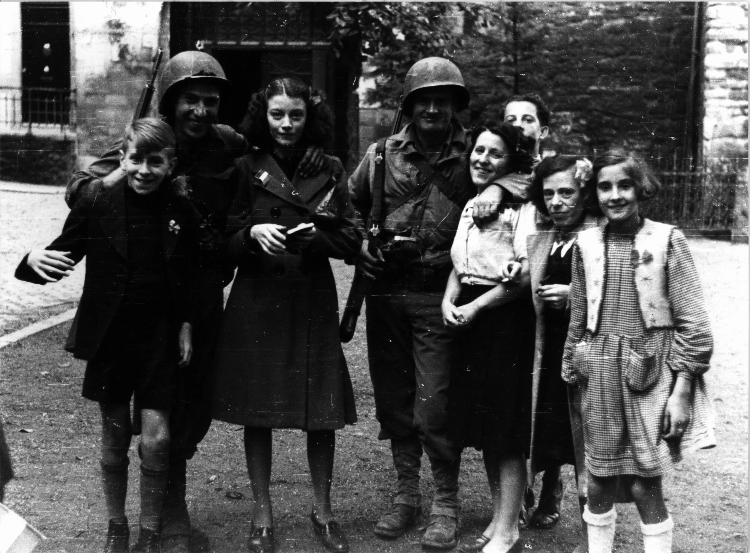Buurtkinderen met yankees op Onze Lieve Vrouweplein 14 sept. 1944 [HCL]