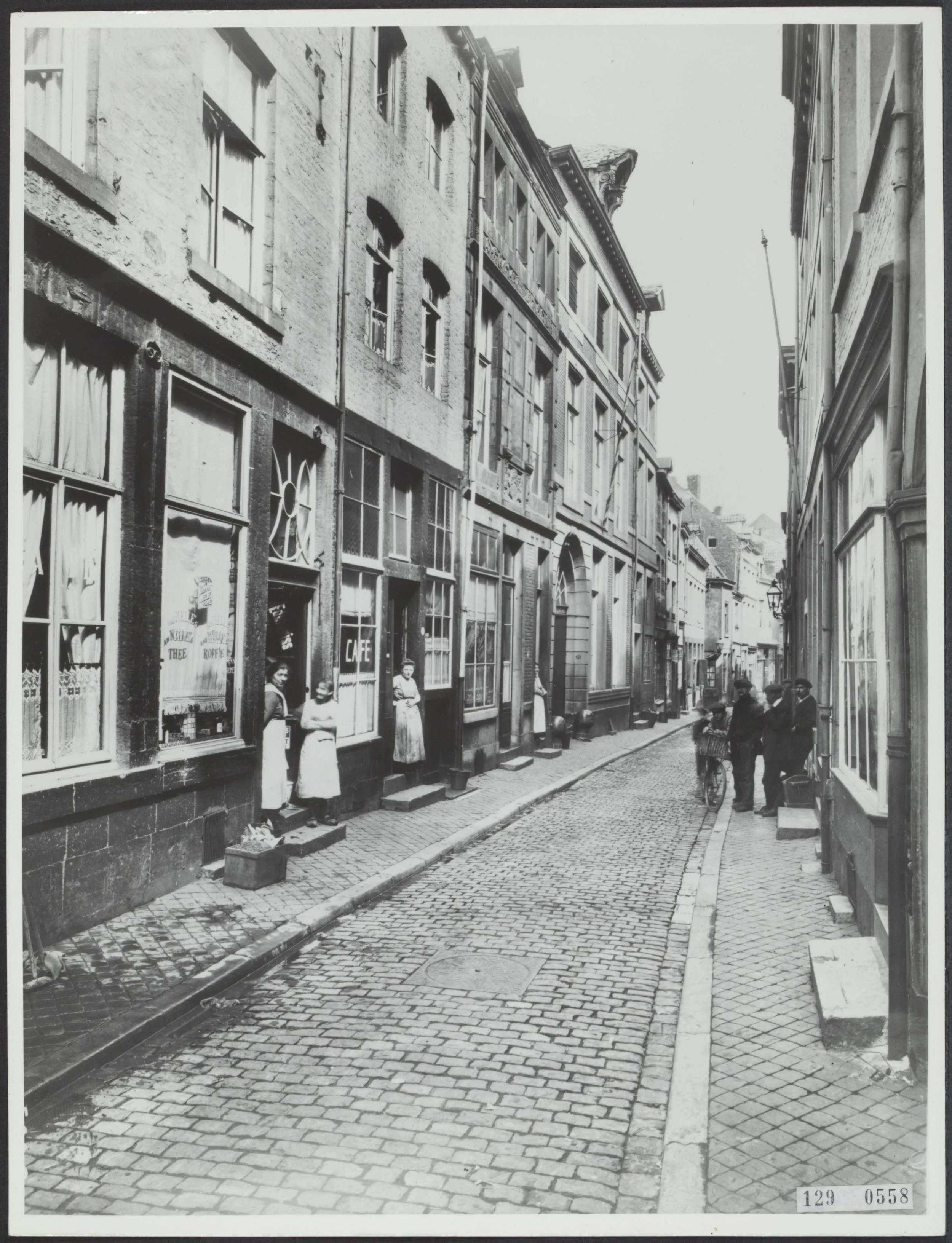 Winkeltje Bams, gezusters voor de deur, 1916 [NA]