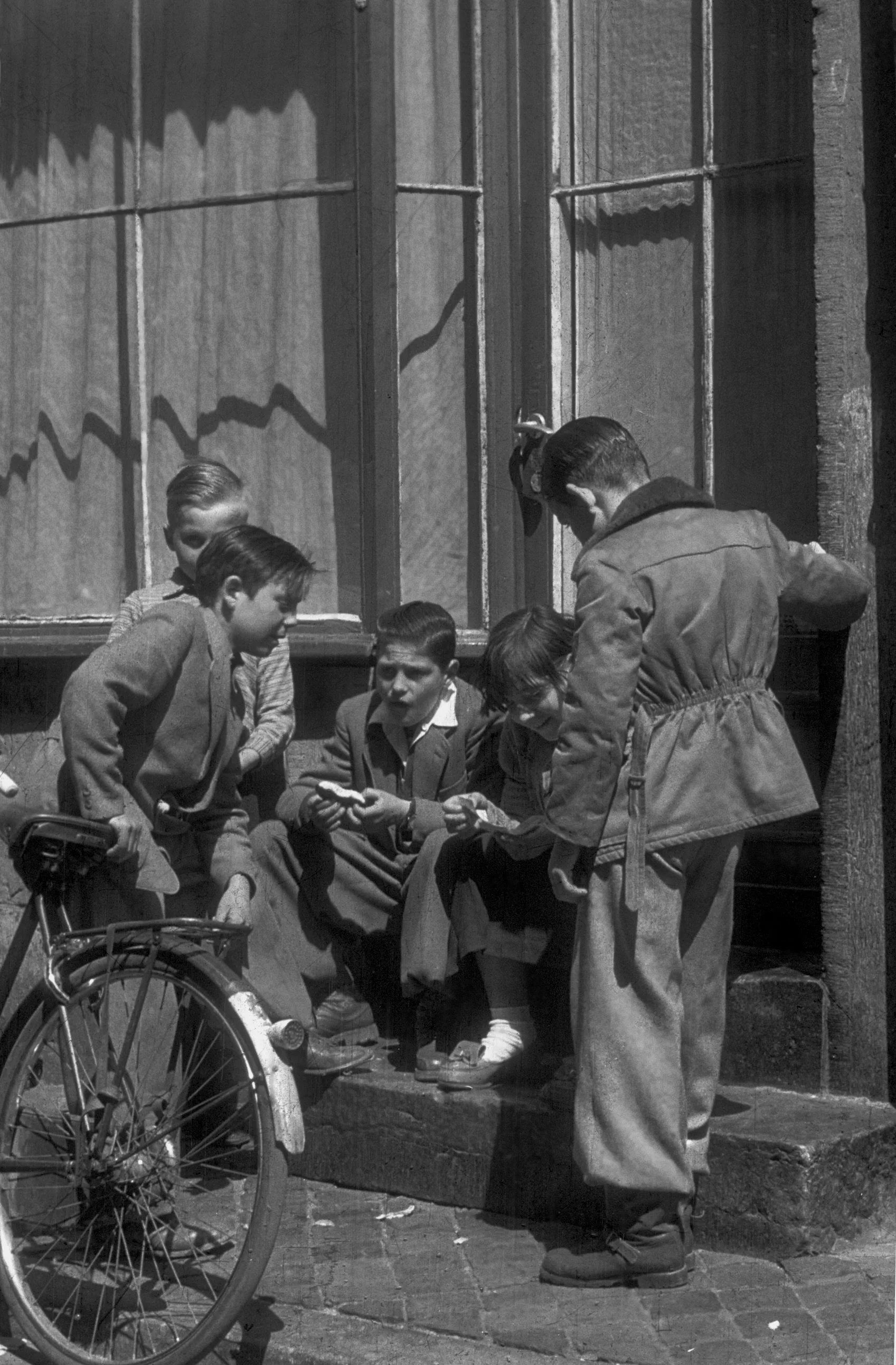 Stoere gamins in overleg in de Stokstraat, ca. 1958 [WS]