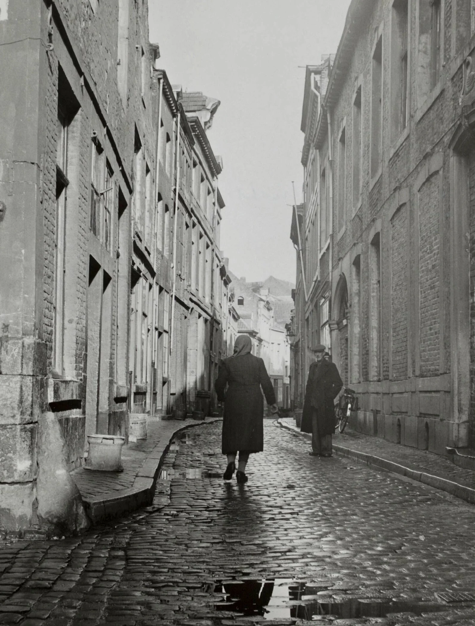 Mensenpakhuis Stokstraat 35/37 al deels dichtmetseld, ca. 1956 [NA]