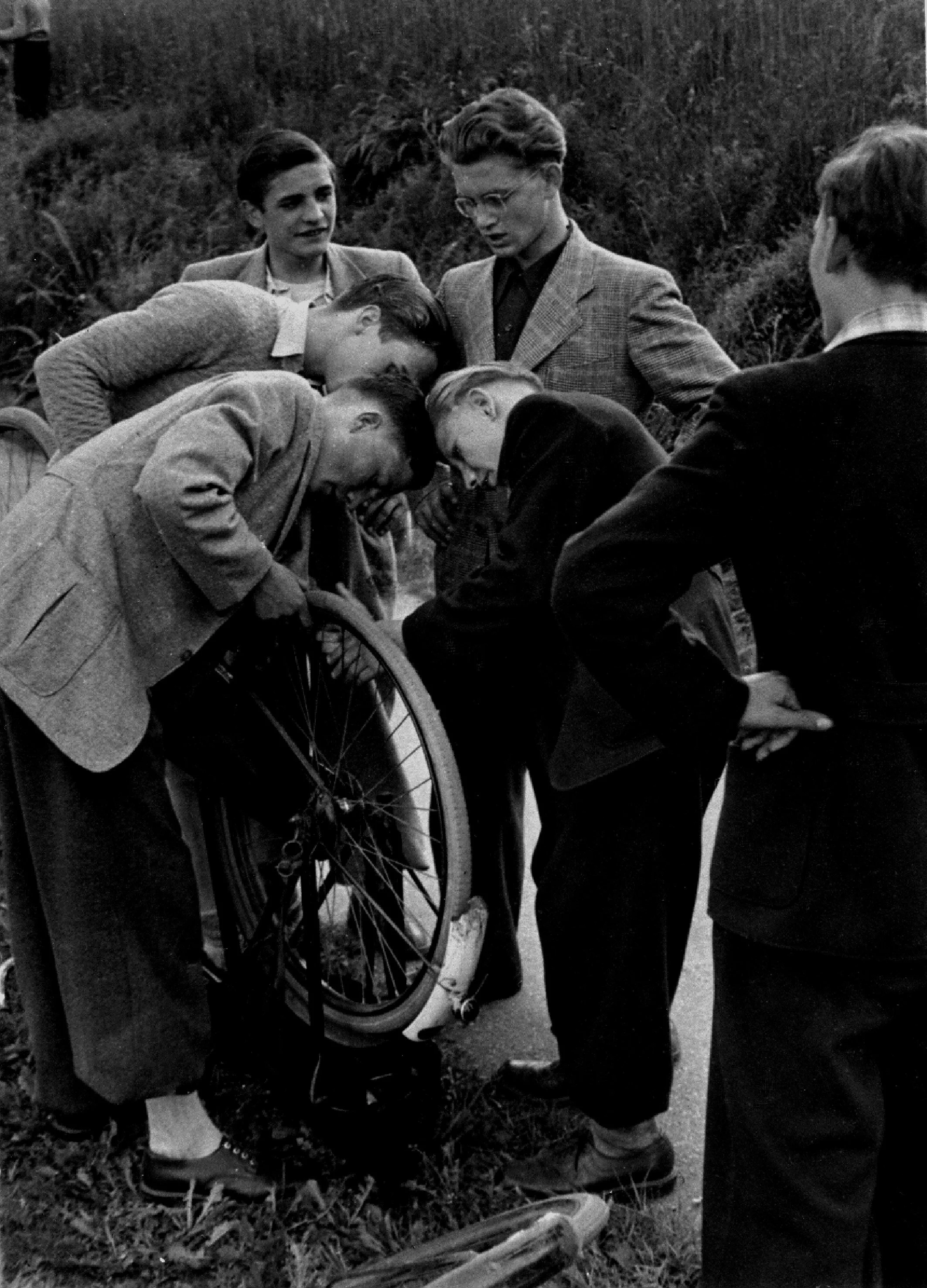 Op kamp samen een band plakken, ca. 1957 [PC/FB]