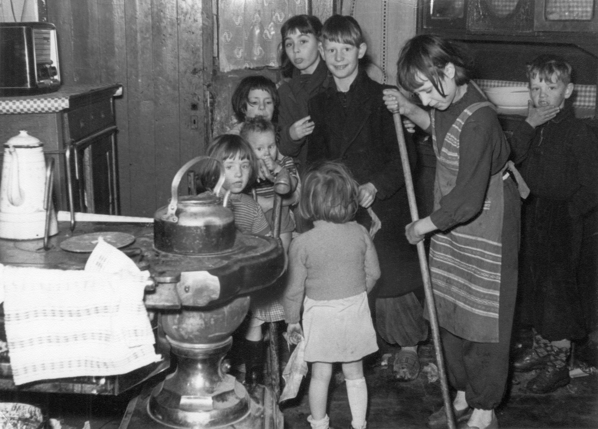 Acht van de vijftien kinderen van de familie Dahmen, Stokstraat 43 [WS]