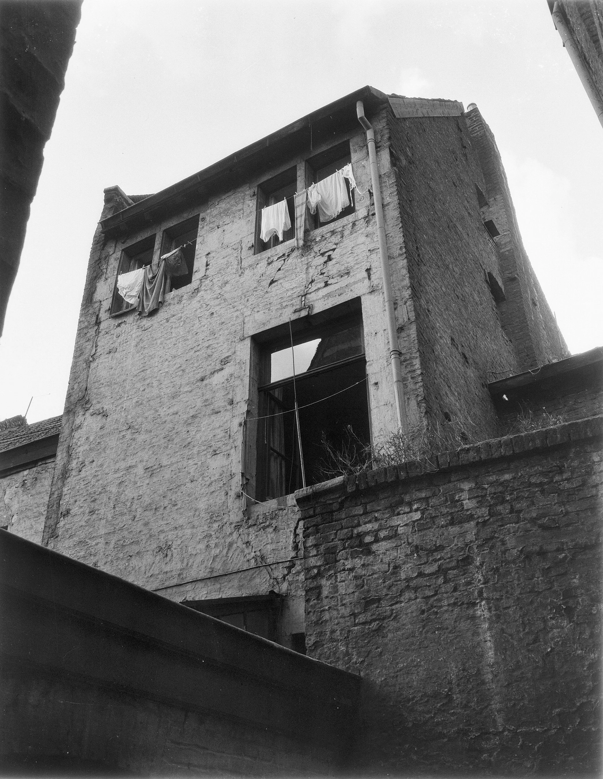 Havenstraat 7 met een inventieve waslijn, 1954 [GTD/RCE]