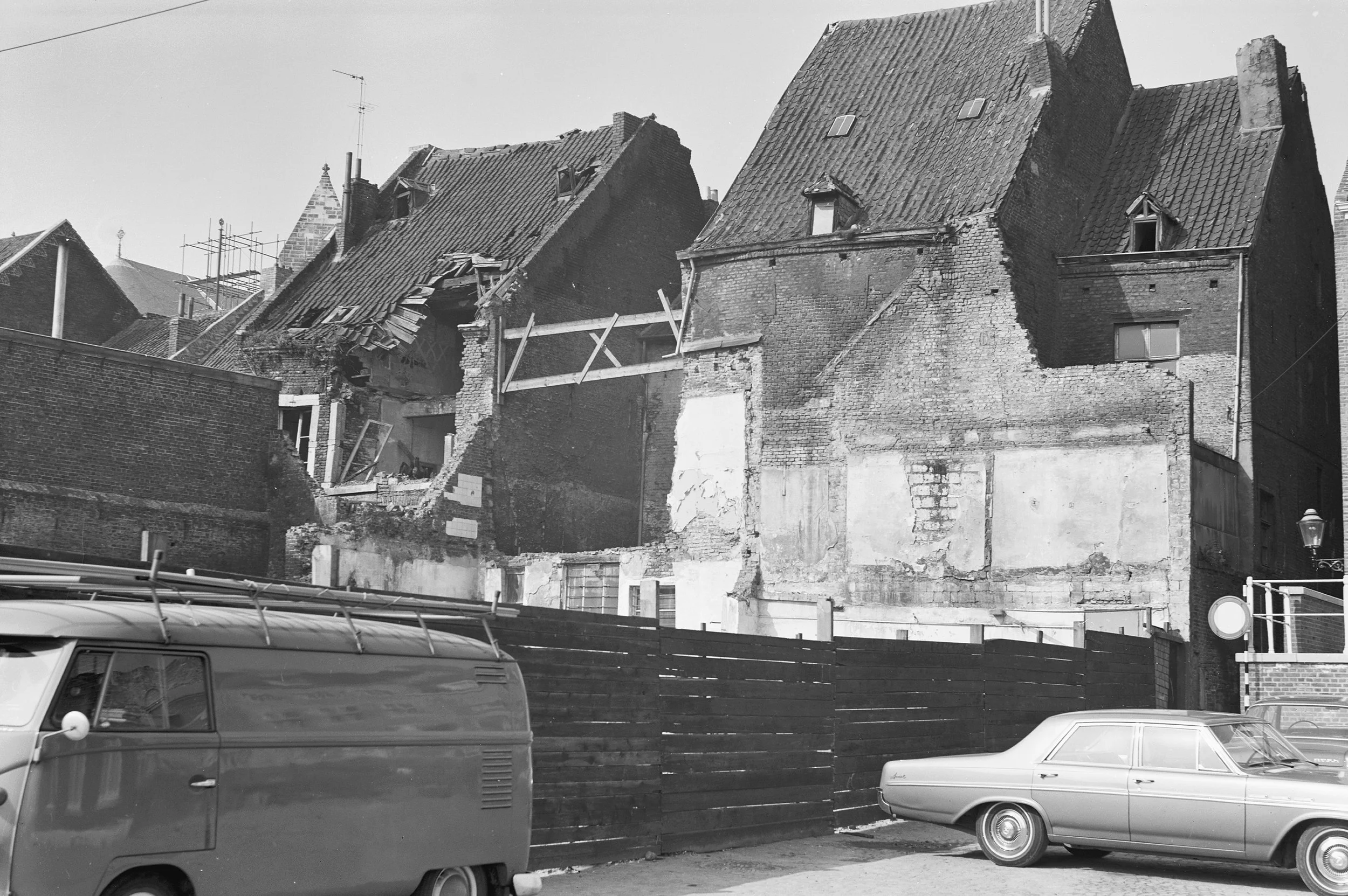 Achterzijde Stokstraat 43,met  de auto's van de aannemer, 1966 [HvdW/RCE]