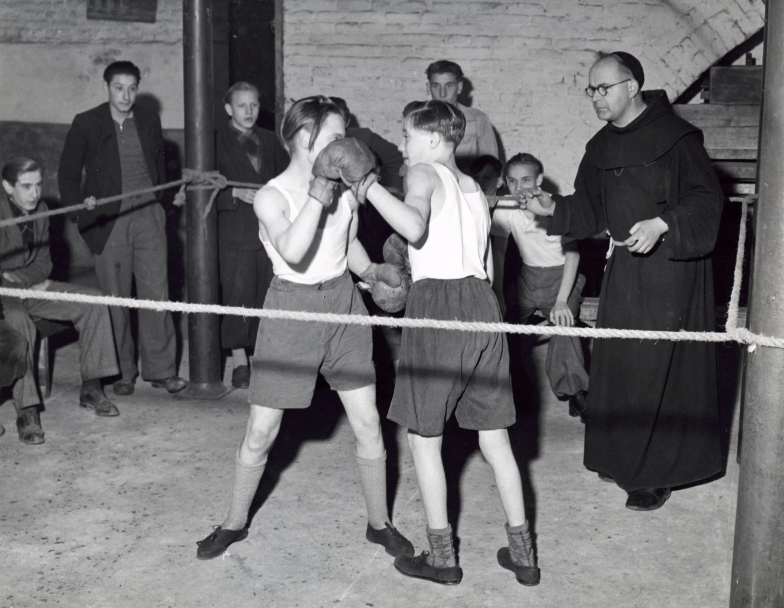 Boksles o.l.v. Castorius in buurthuis Plankstraat 7-9, 1951 [JE/SF]
