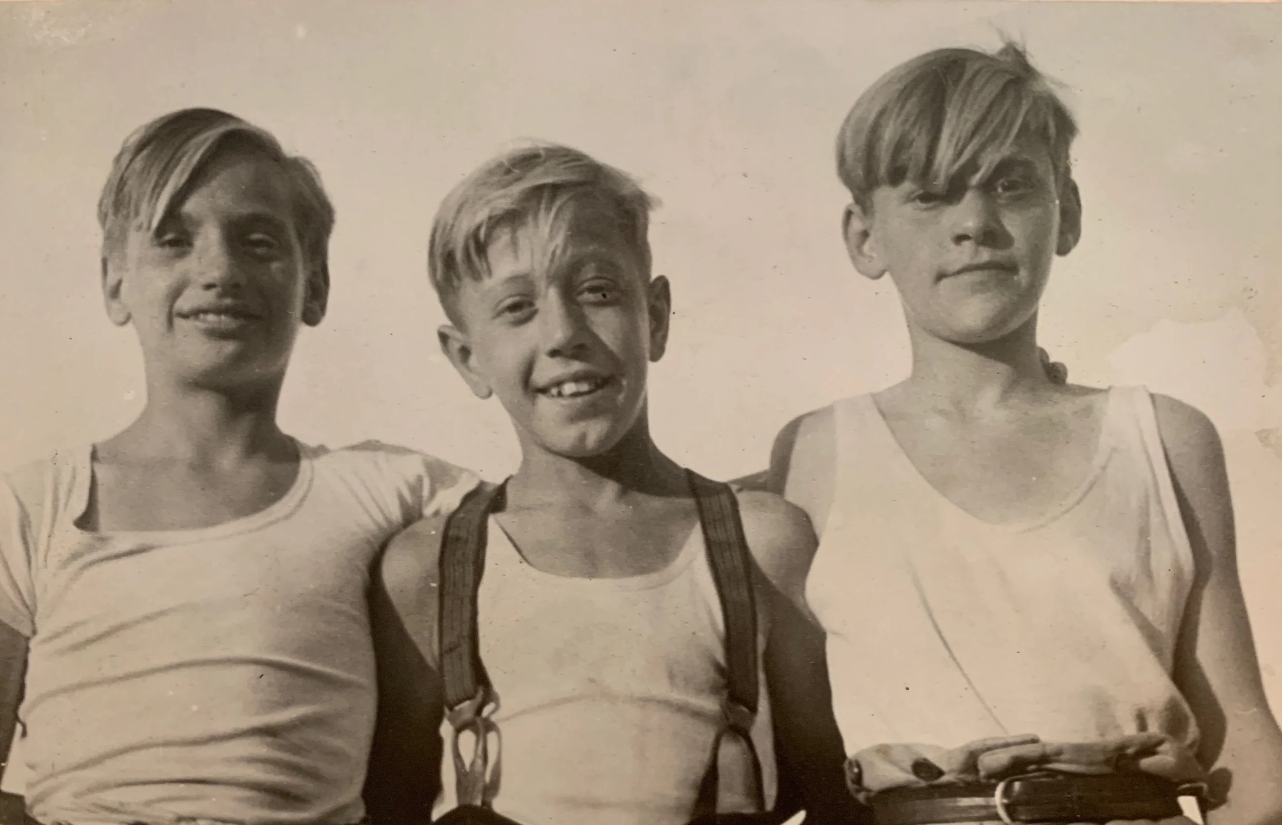 Drie gamins op kamp jaren 1950, rechts Frans Bijlders [PC/FB]