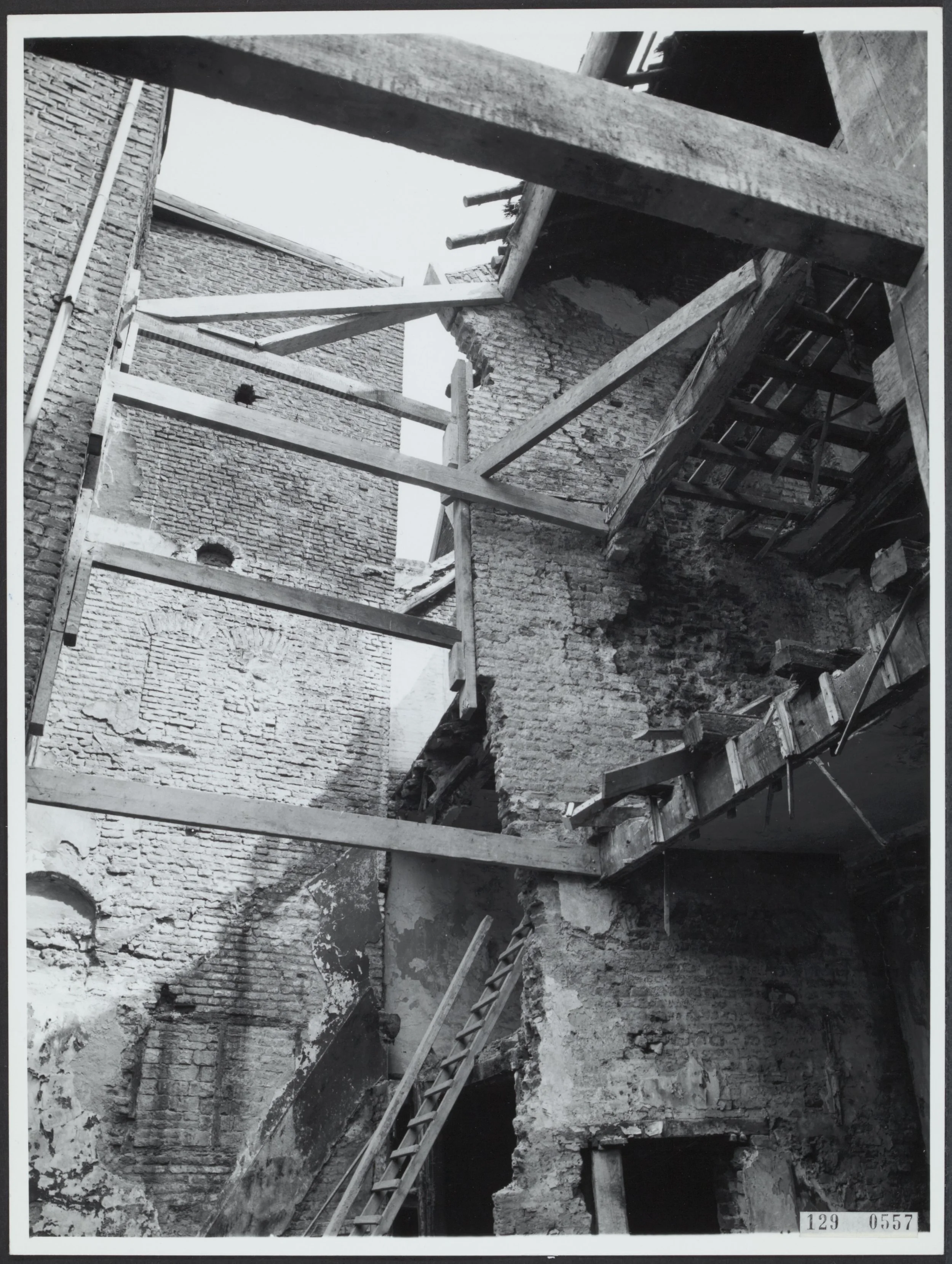 Vroege restauratie in het Stokstraatkwartier, 1954 [NA]