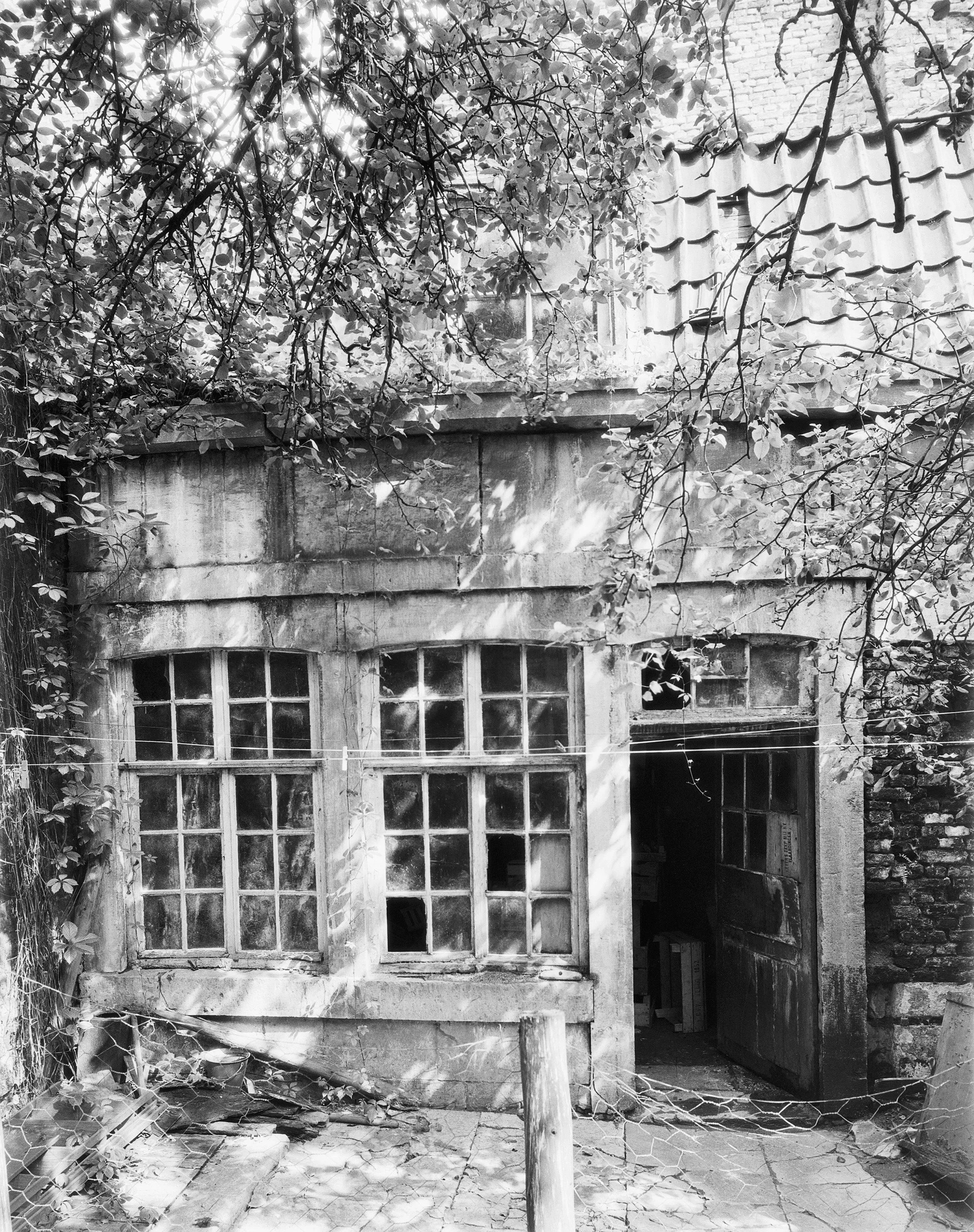 Vervallen, feeëriek achterhuis Stokstraat 30, 1954 [GTD/RCE]