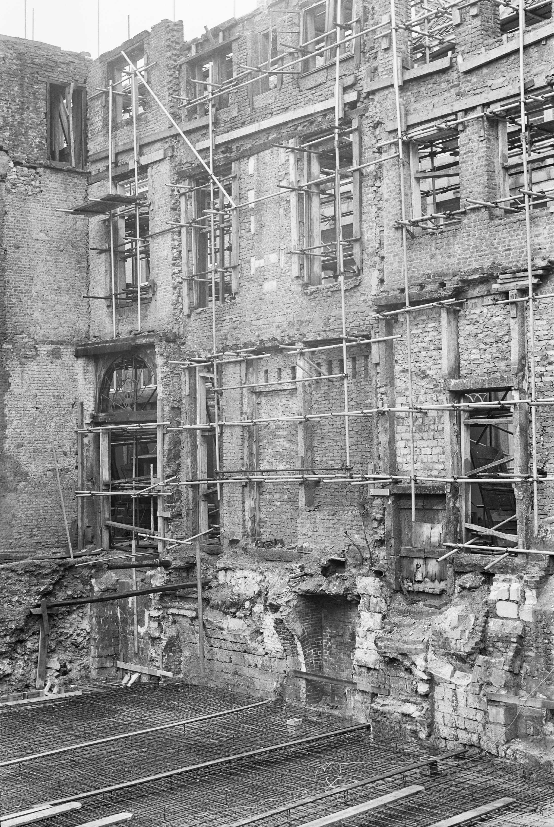 Stokstraat 28-30, alleen de gevels zijn behouden, 1966 [HW/RCE]