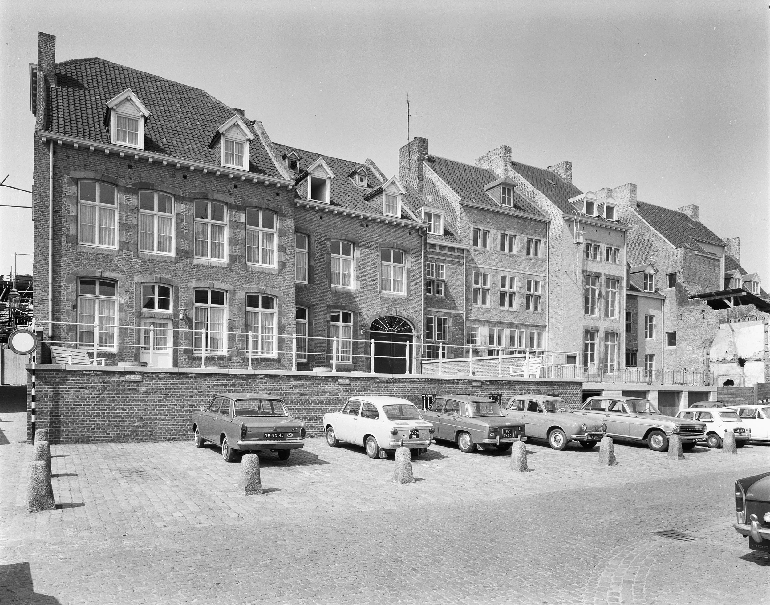 Mensenpakhuis na de renovatie, links Stokstraat 37 en 35 [GJD/RCE]
