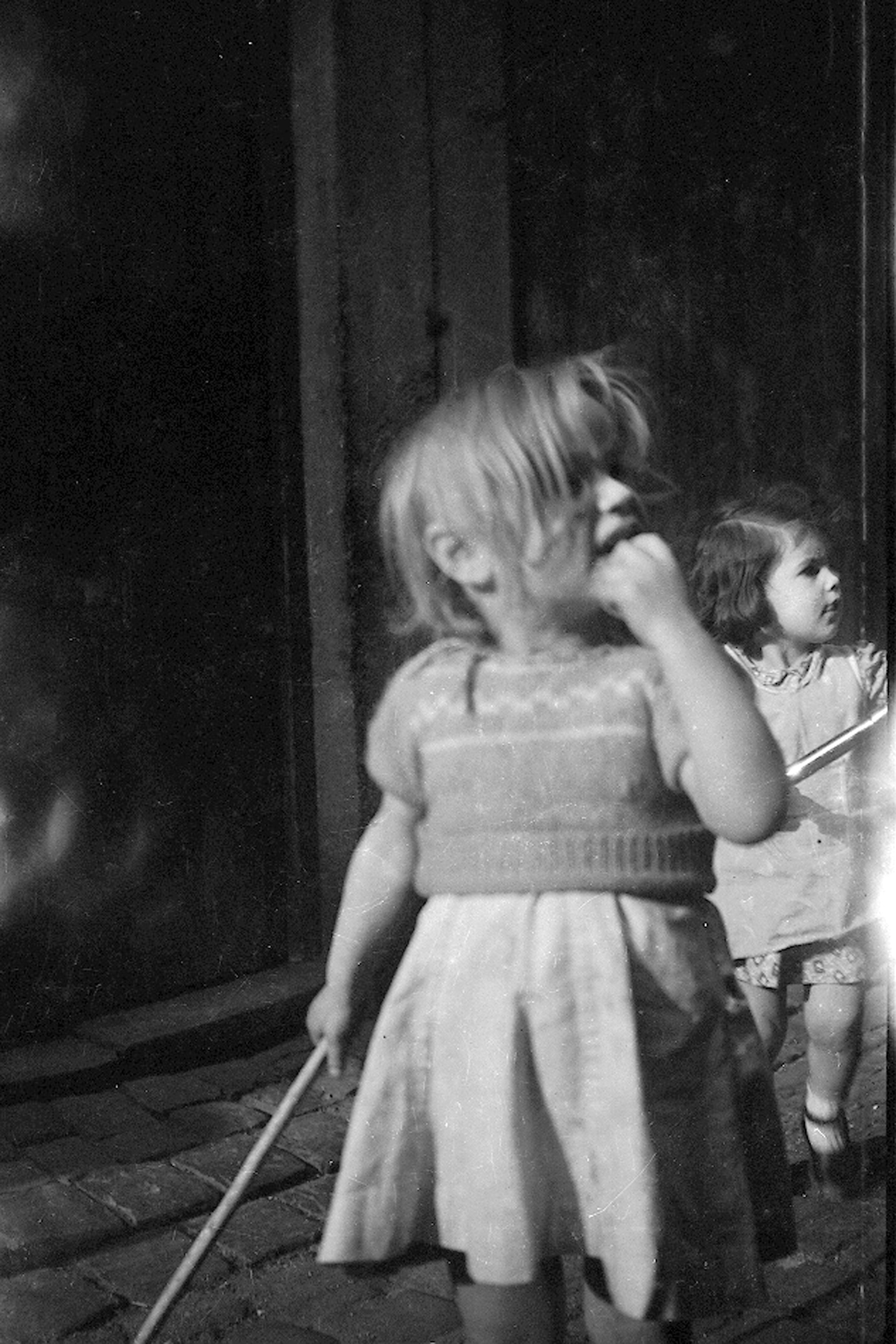 Twee meisjes in het Stokstraatkwartier ca. 1956 [PC/FB]