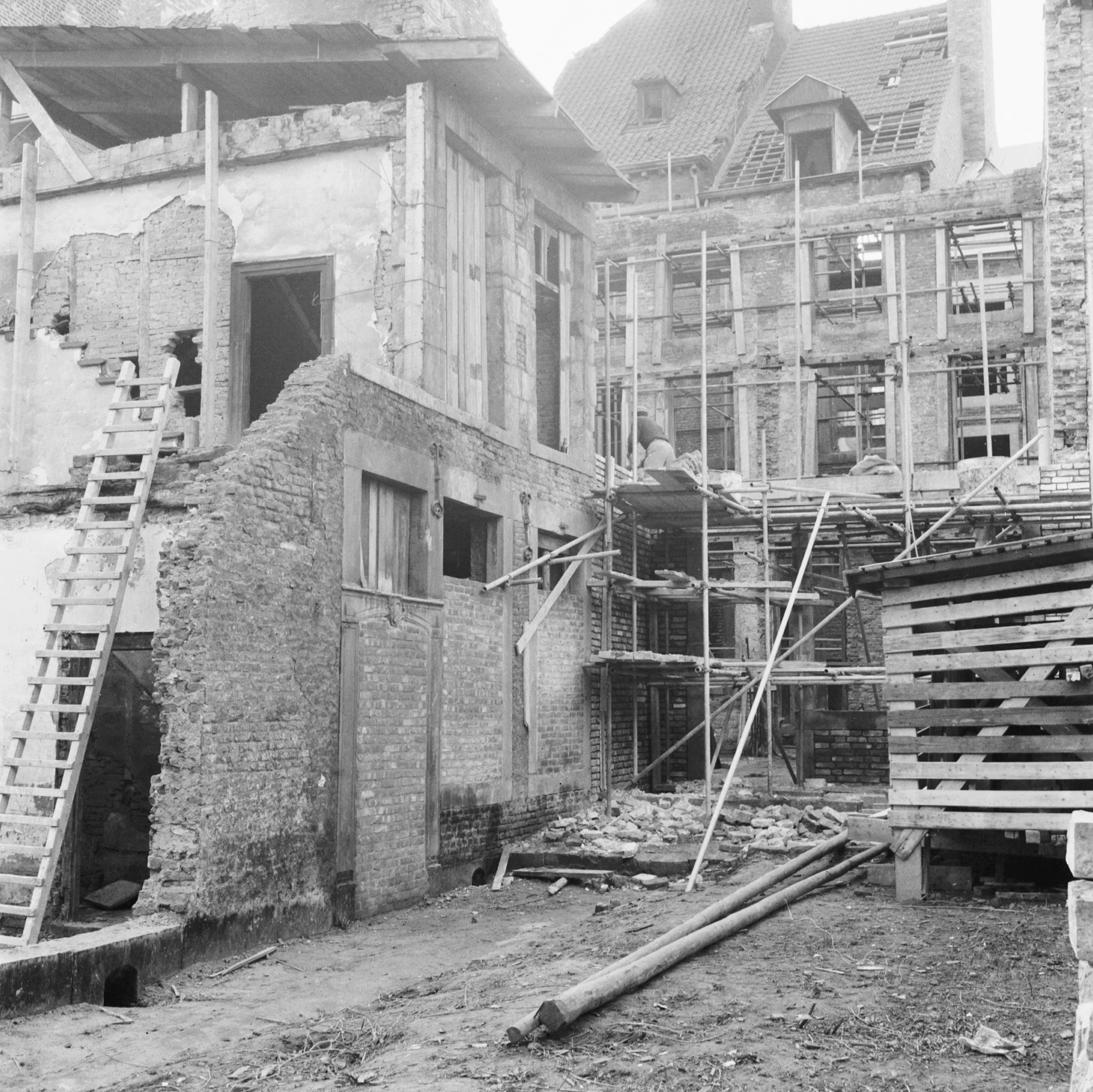 Restauratie Stokstraat 21 en 23 in 1965 [GTD/RCE]