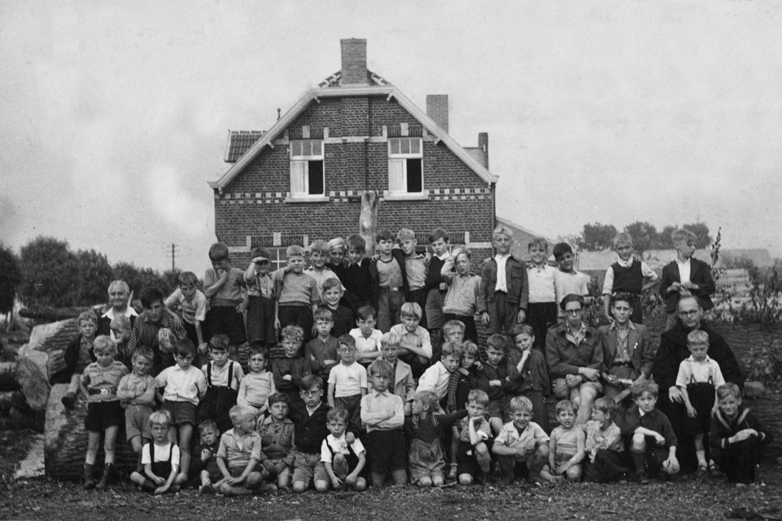Groepsfoto bij kasteel Hillenraed in Swalmen, ca. 1954 [PC]