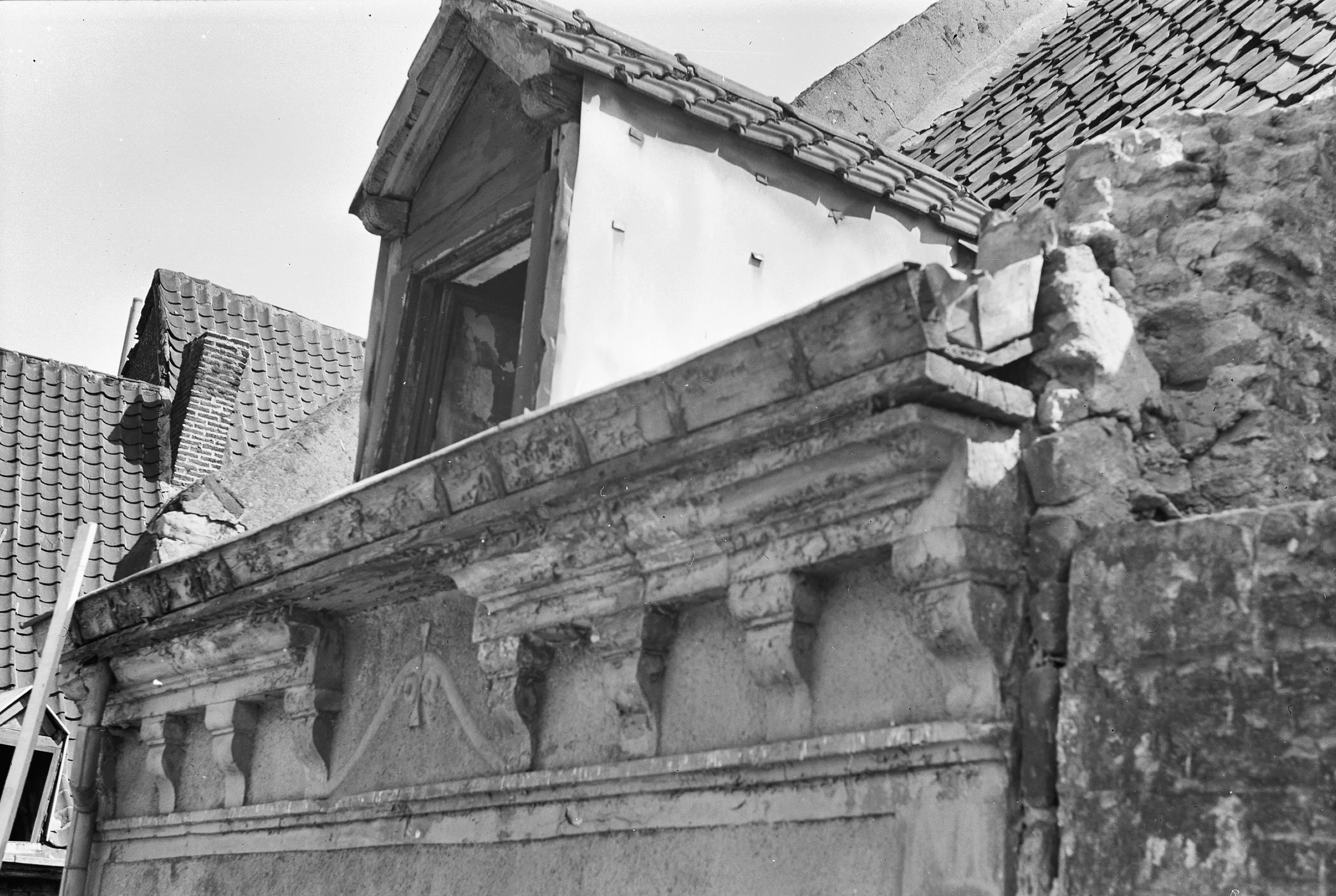 Schitterende maar verbrokkelende details gevel Plankstraat 5 in 1967 [HW/RCE]