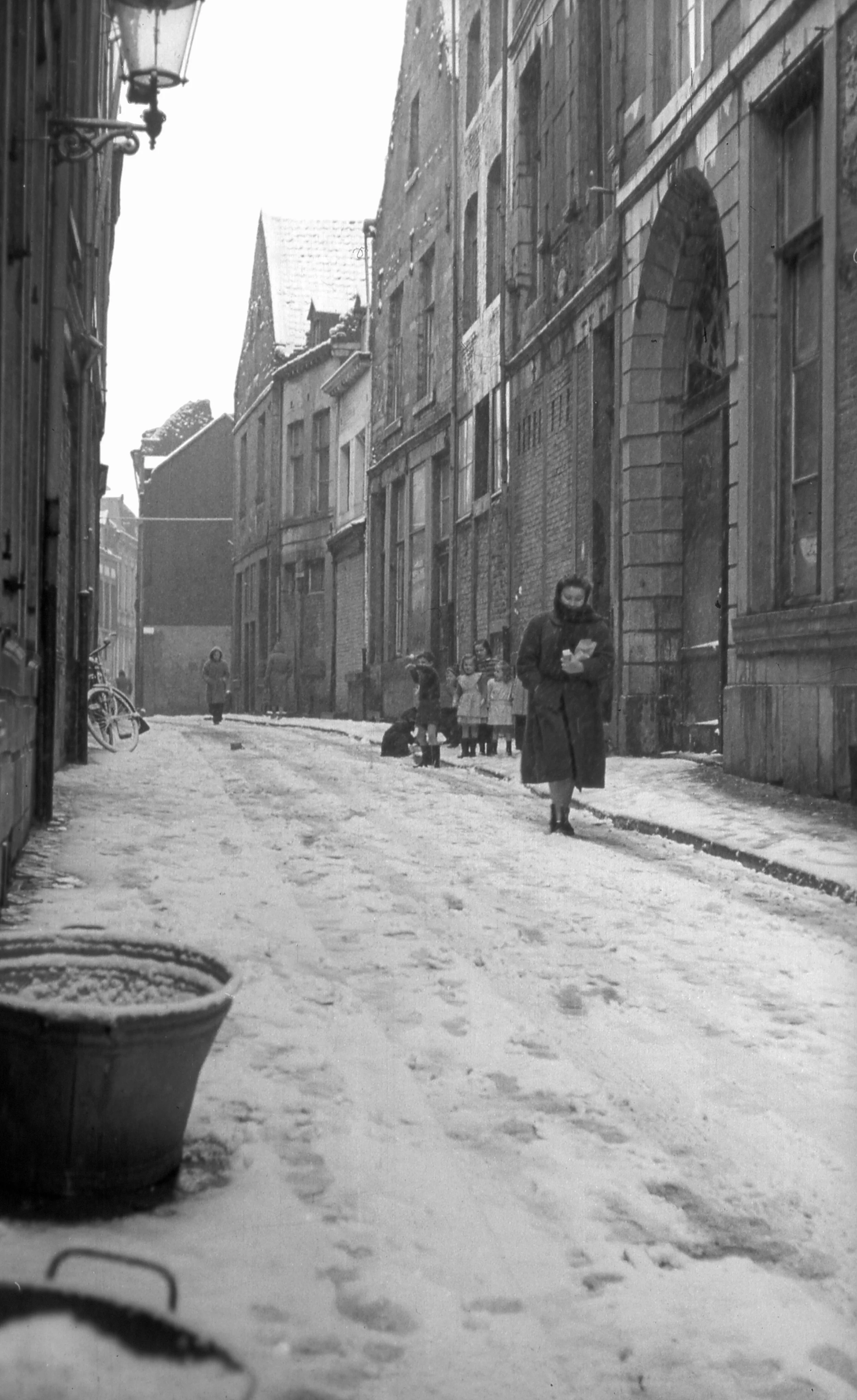 Ellende en pret van de sneeuw, Stokstraat, ca. 1958 [WS]