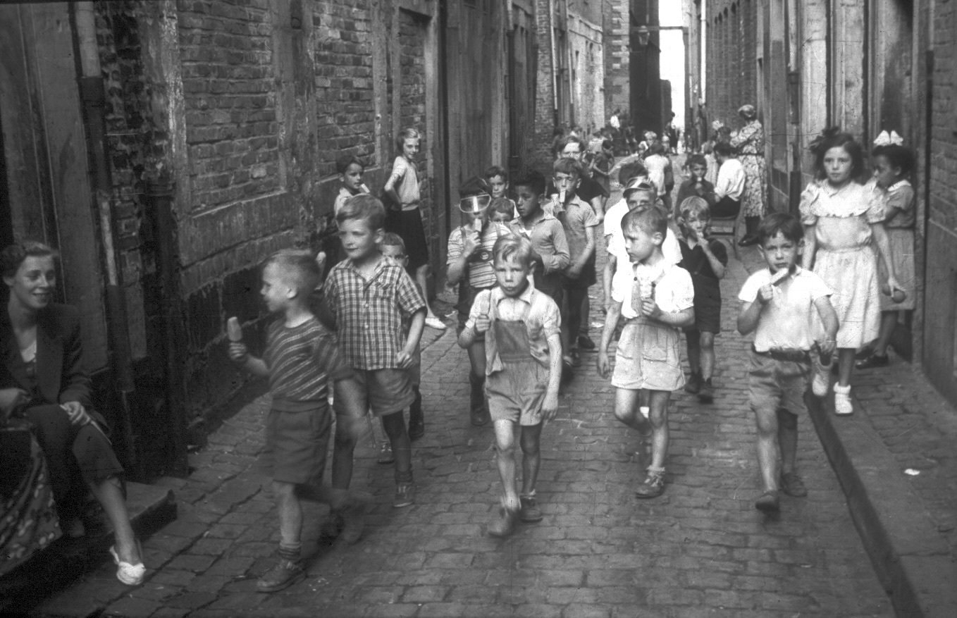 Kinderen met een ijsje van de pater in de Plankstraat, ca. 1954 [WS]