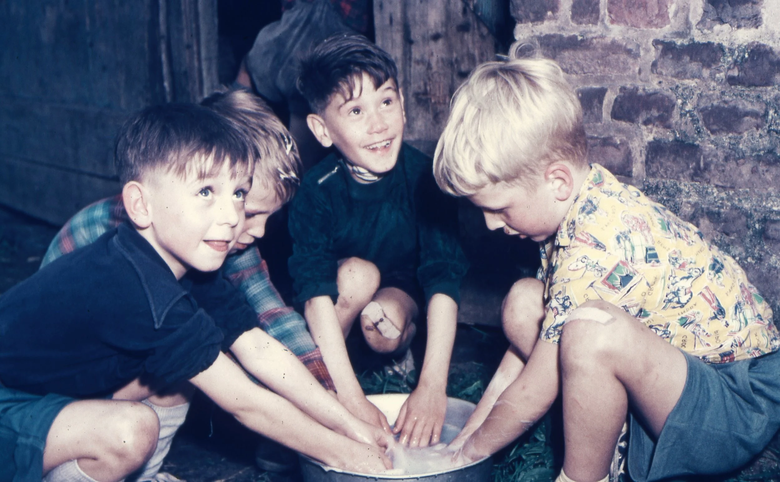 Vier jochies met handen in teil, midden Ton Bartels, ca. 1950 [TB]