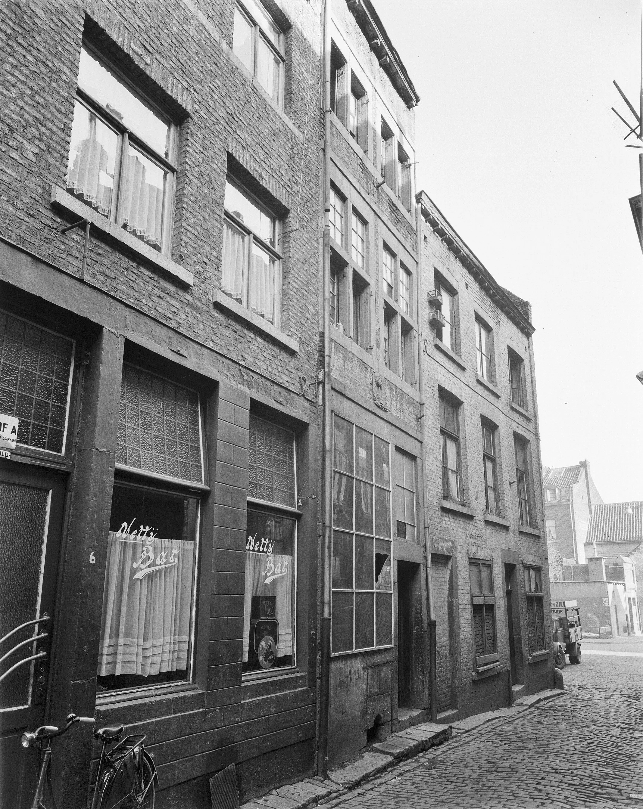 Netty Bar, Smedenstraat 6, kijkend richting Stokstraat, 1956 [GTD/RCE]