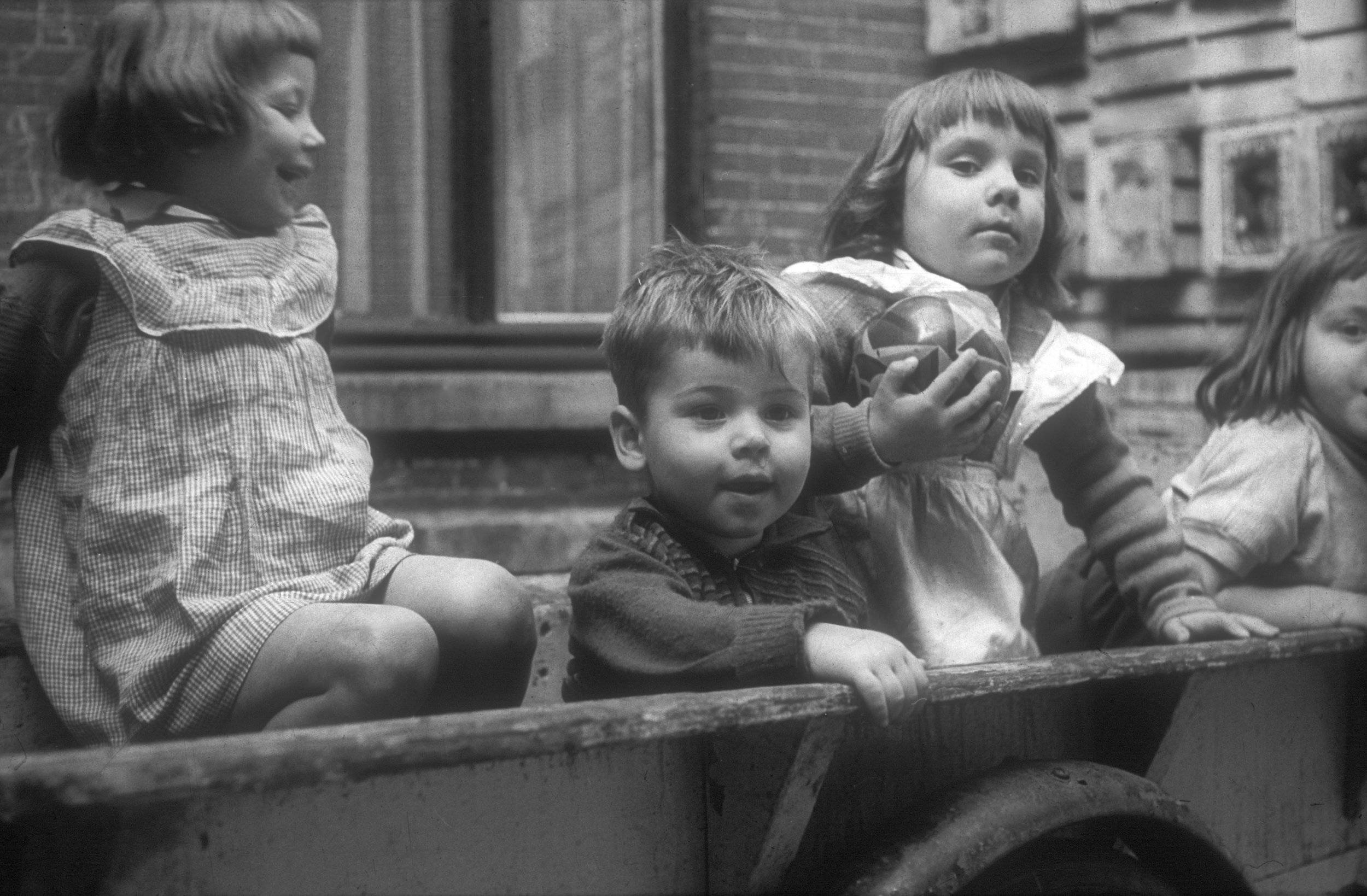 Ook in een kar is het leuk spelen, ca. 1955 [WS]