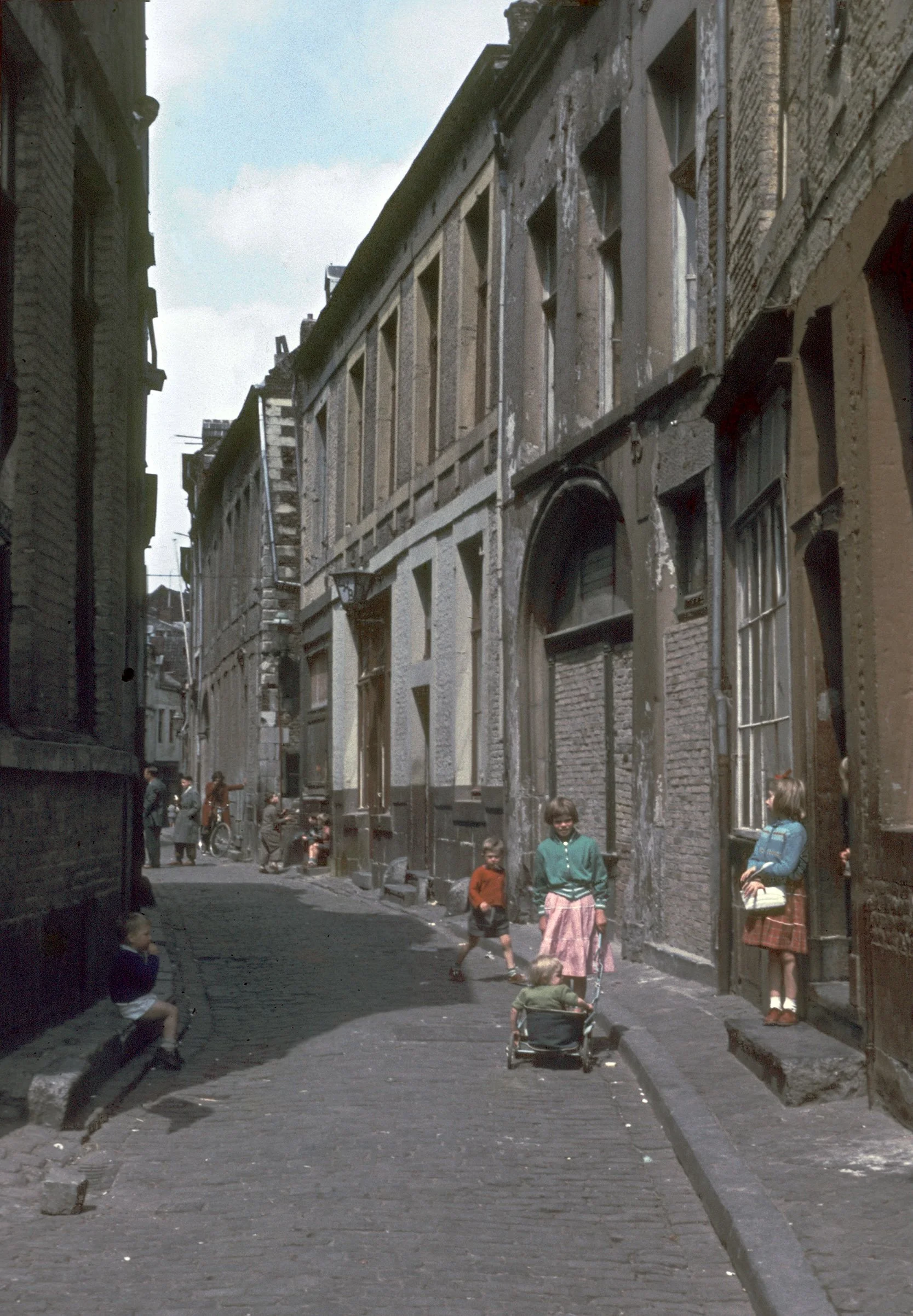 Vrije dag in de Stokstraat, veel panden dichtgemetseld, ca. 1960 [WS]