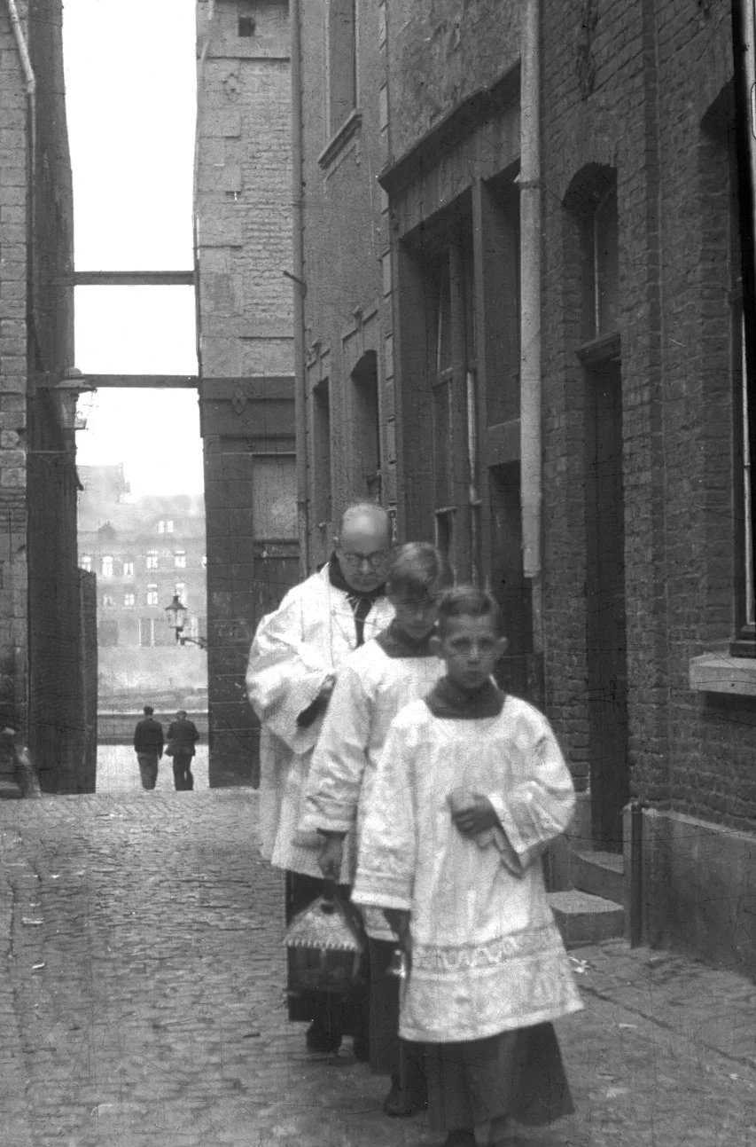 Castorius met misdienaars door Plankstraat, ca. 1959 [WS]