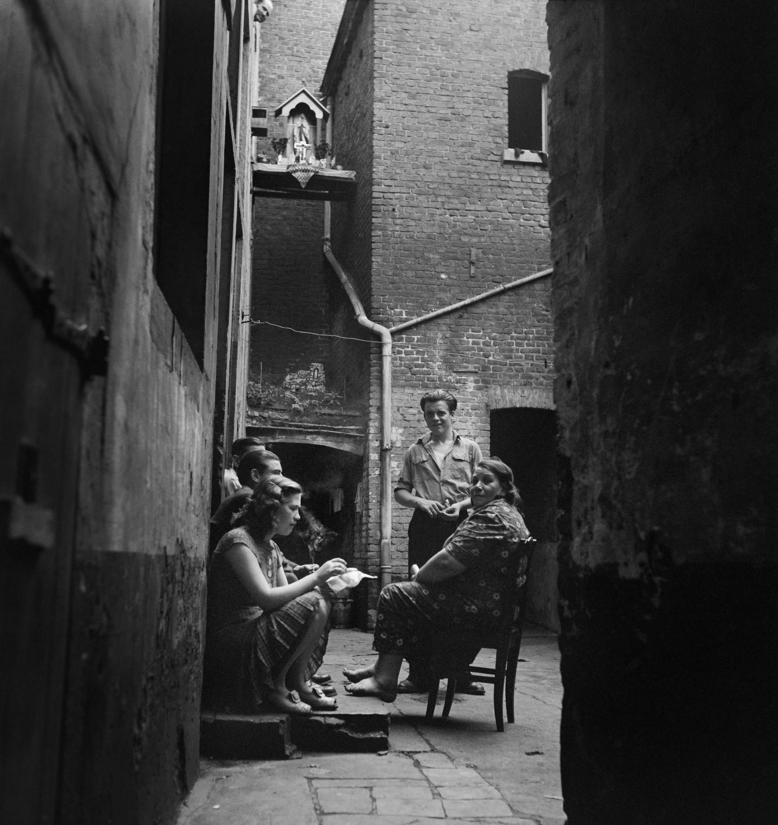 Cour Stokstraat, Maria kijkt streng toe, ca. 1948 [CO/NF]