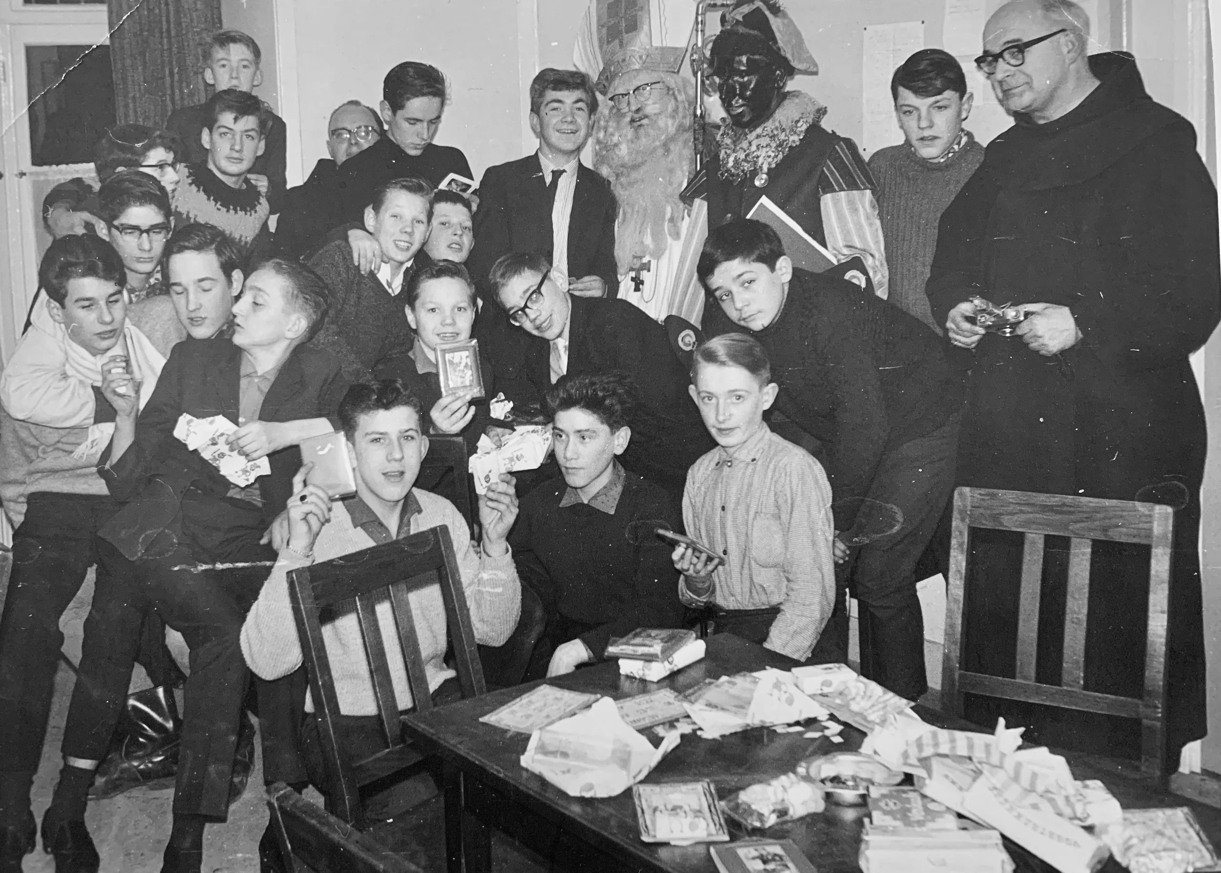 Sinterklaas in het buurthuis, voor iedereen een surprise, ca. 1953 [TB]