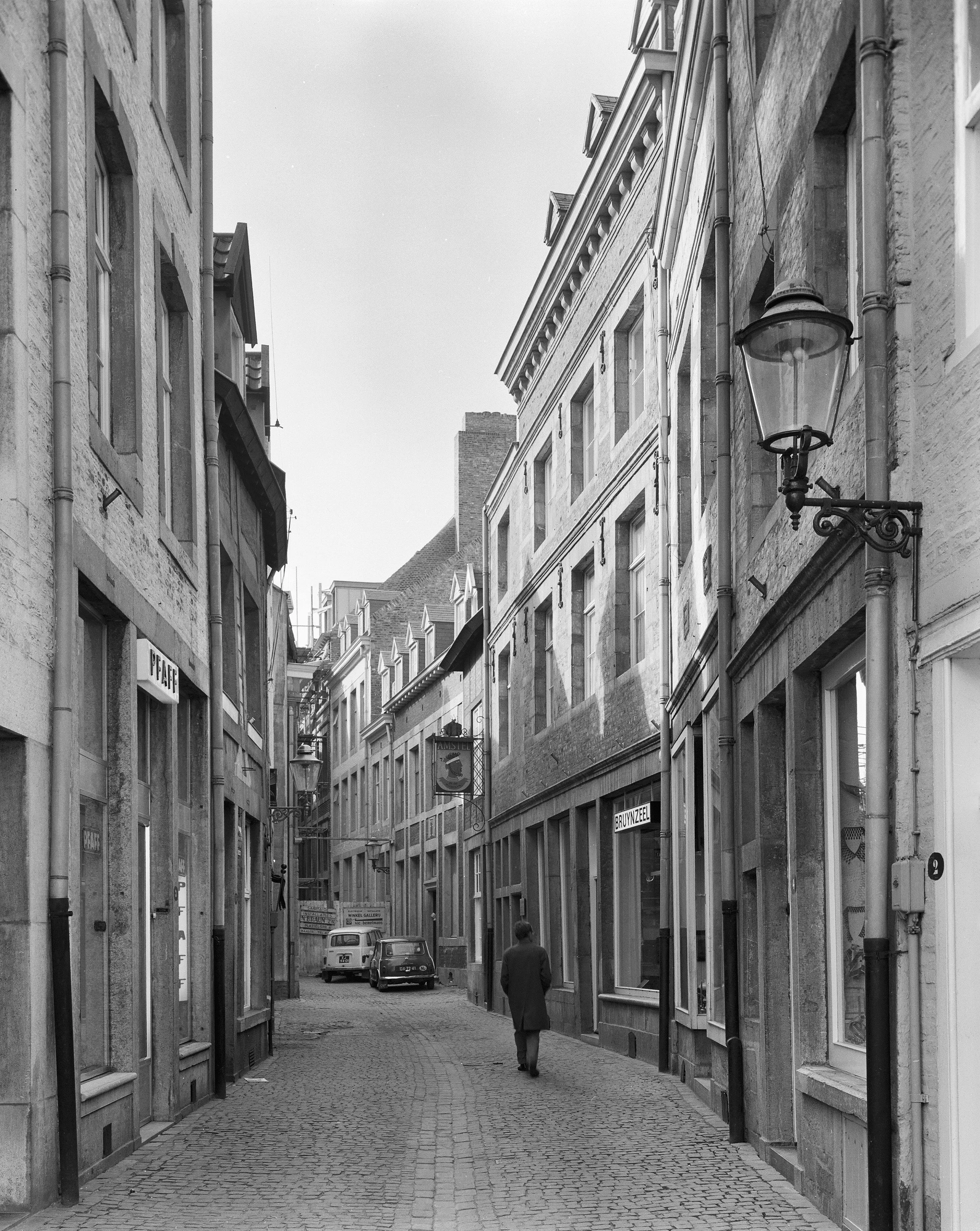 Stokstraat door aannemer Sjeng van Kan afgesloten, 1967 [GJD/RCE]
