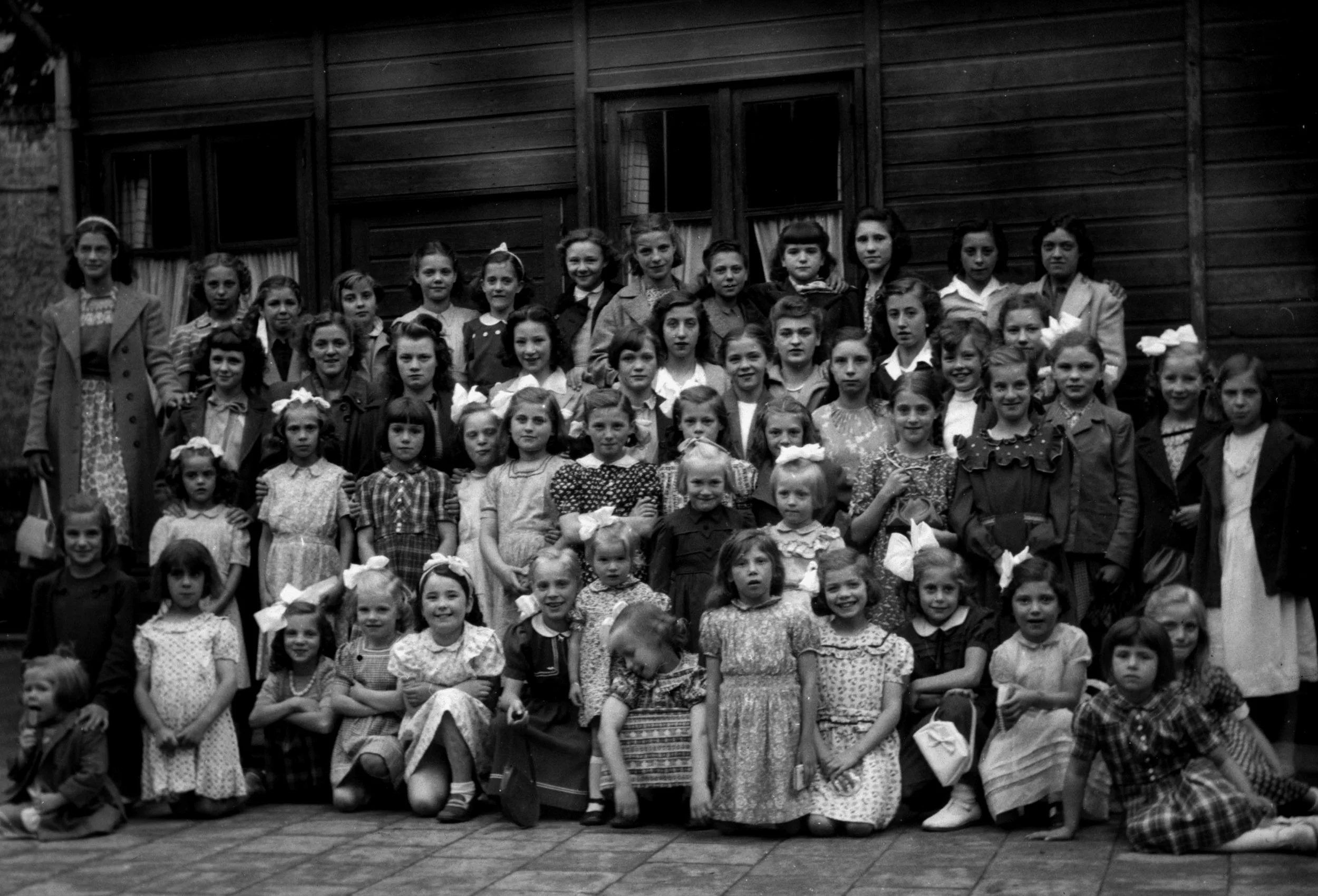 Meisjesclub van buurthuis Cortenstrraat ca 1960 [PC/FB]