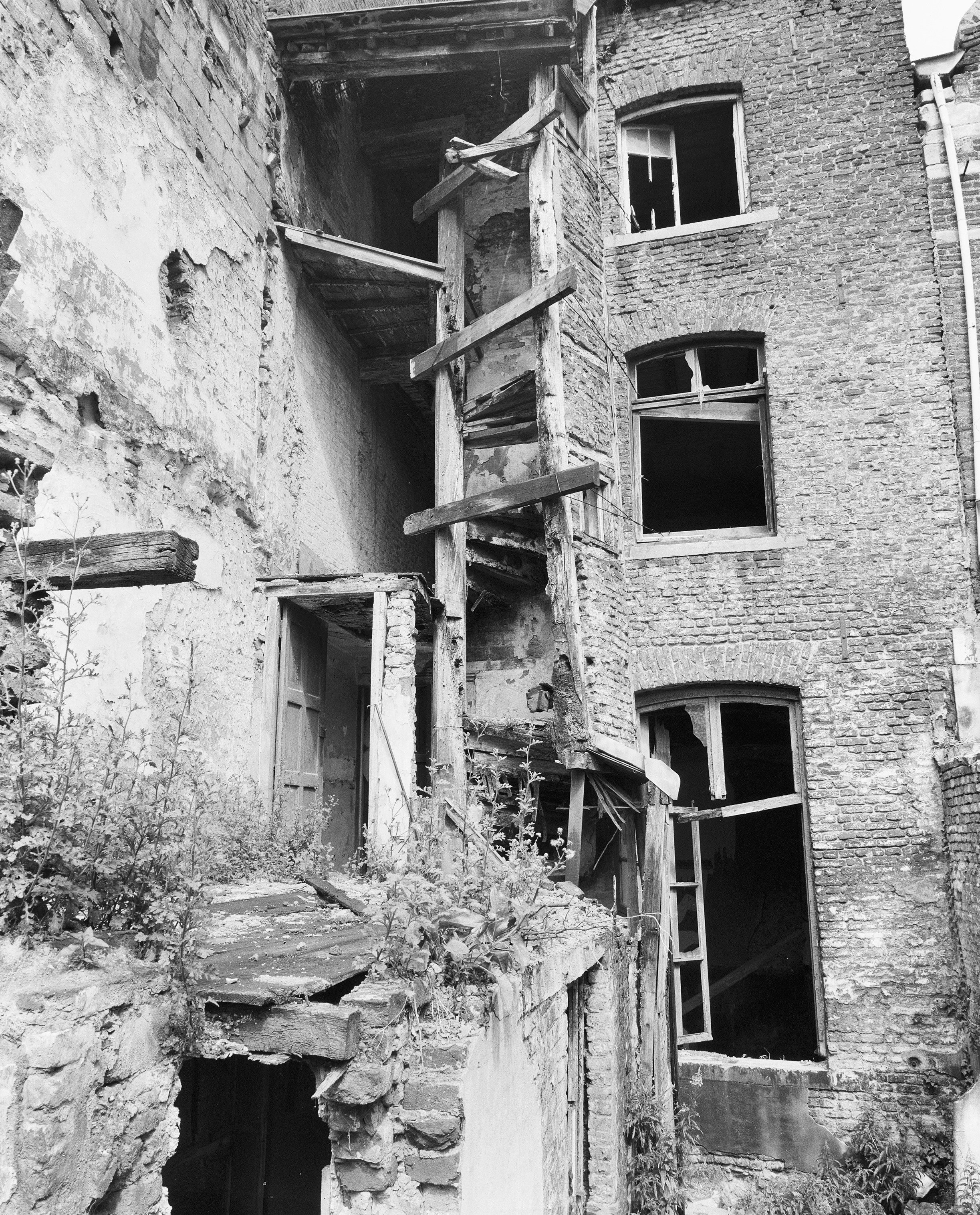 Traptorentje achterzijde Stokstraat 26/28 verkrot, 1966 [HW/RCE]