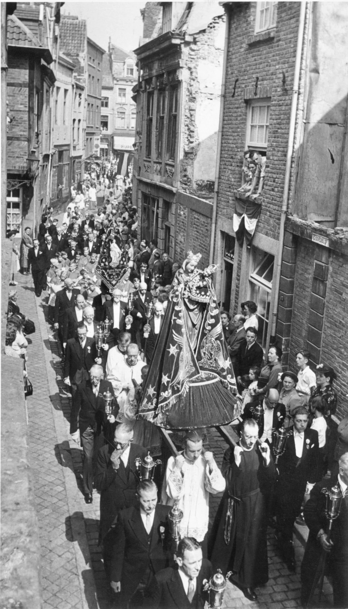 Processie in de Stokstraat 1953, in het raam  familie Huygen [HCL]