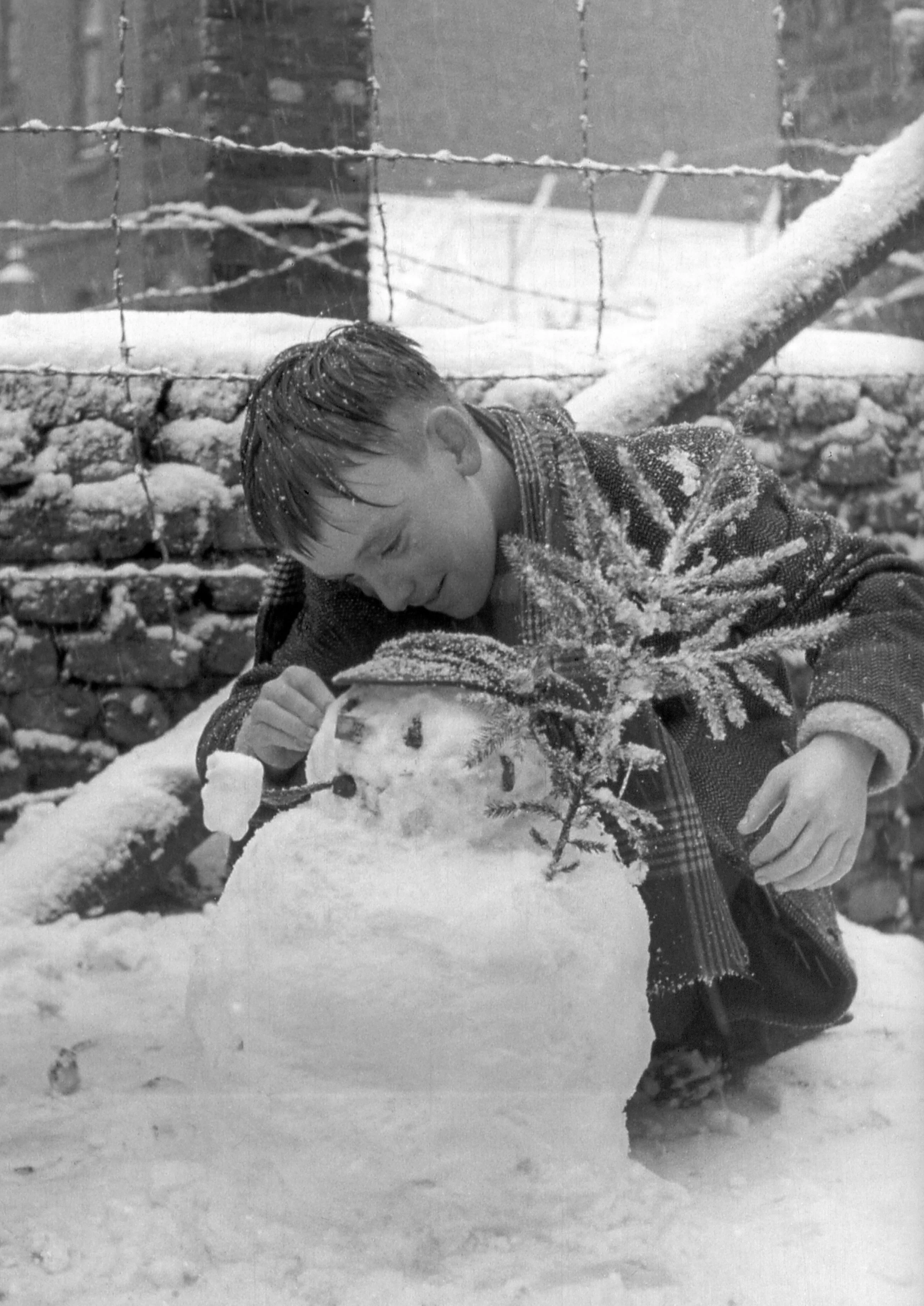 Jochie met sneeuwpop in de Stokstraat, ca. 1956 [WS]